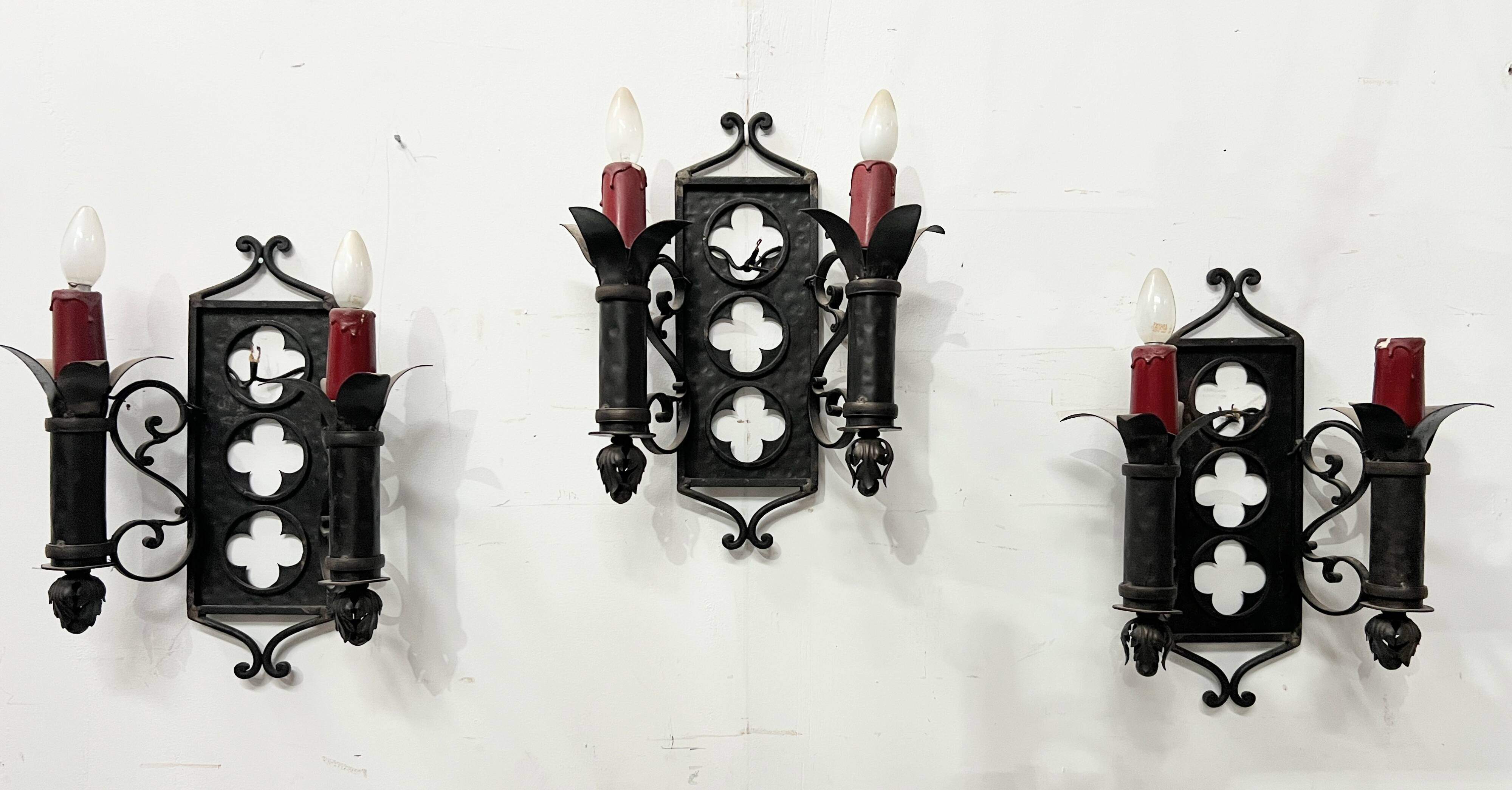 Suite de trois appliques de style renaissance en fer forgé XX siècle