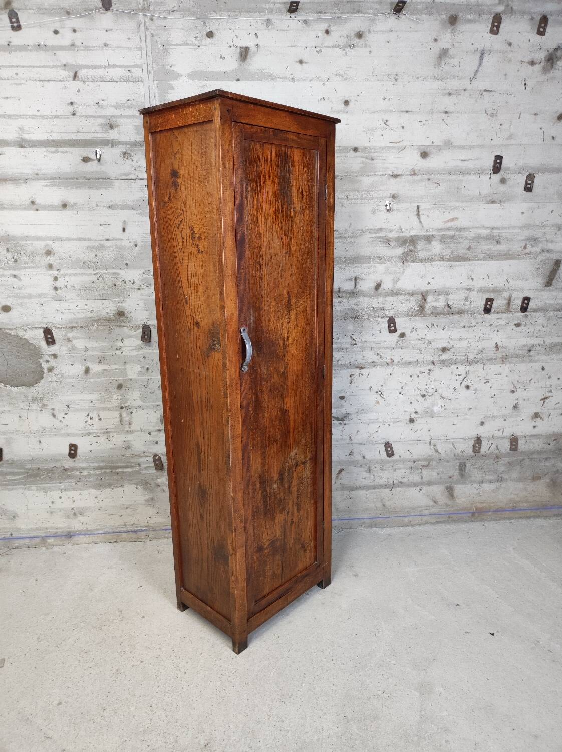 Narrow cabinet / column