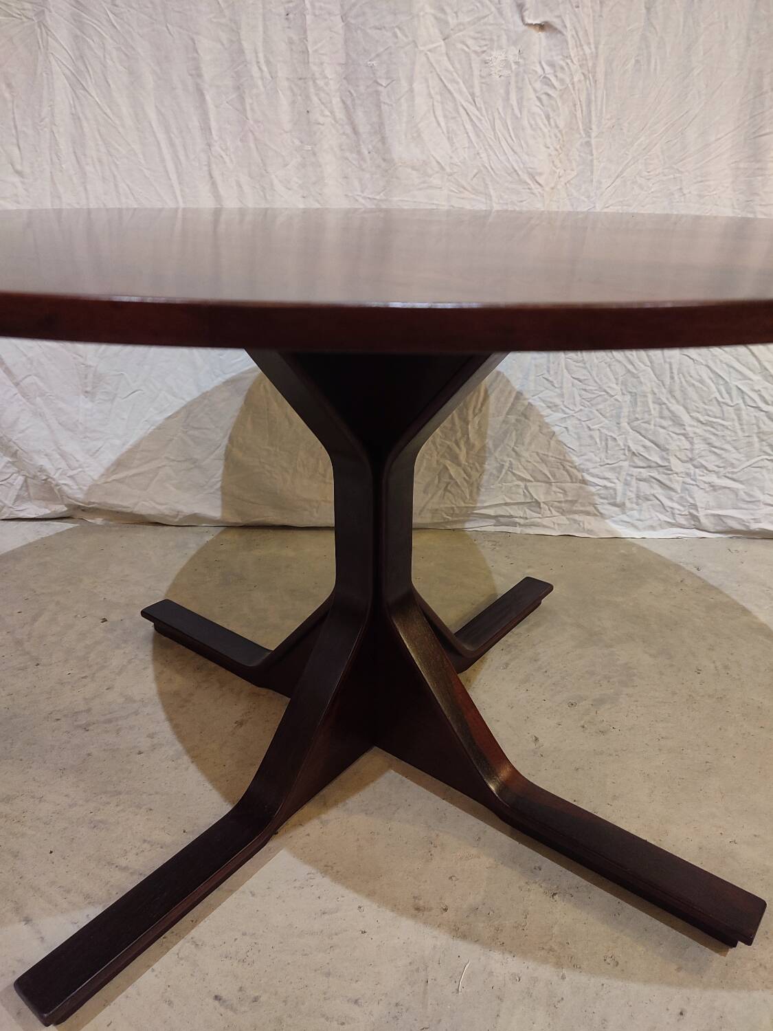 Vintage round dining table, model 522 by Gianfranco Frattini by Bernini