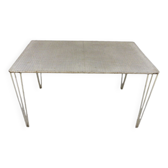 Table de jardin en acier perforé blanc des années 1950