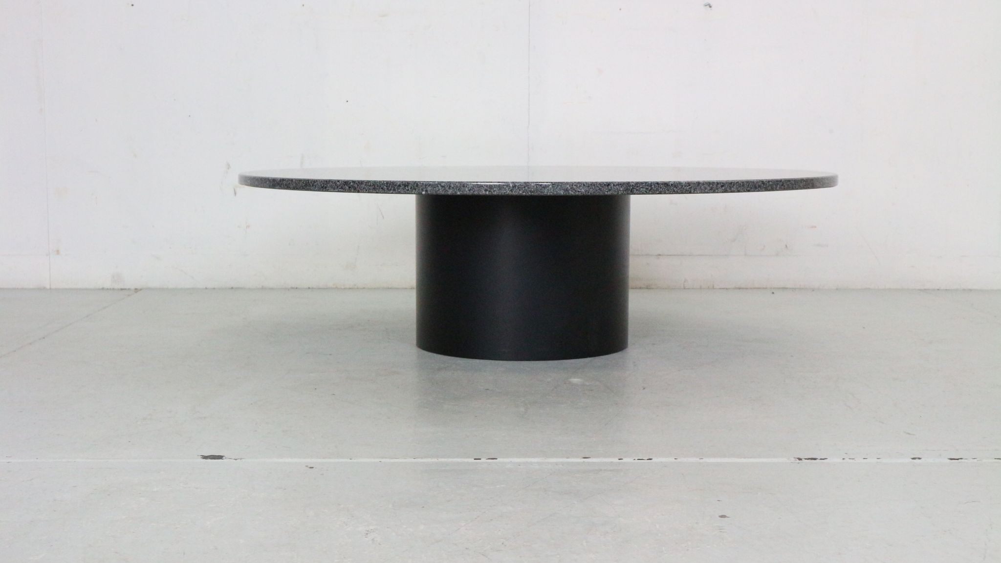 Mid-century  granite stone round coffee table, 1970's italy