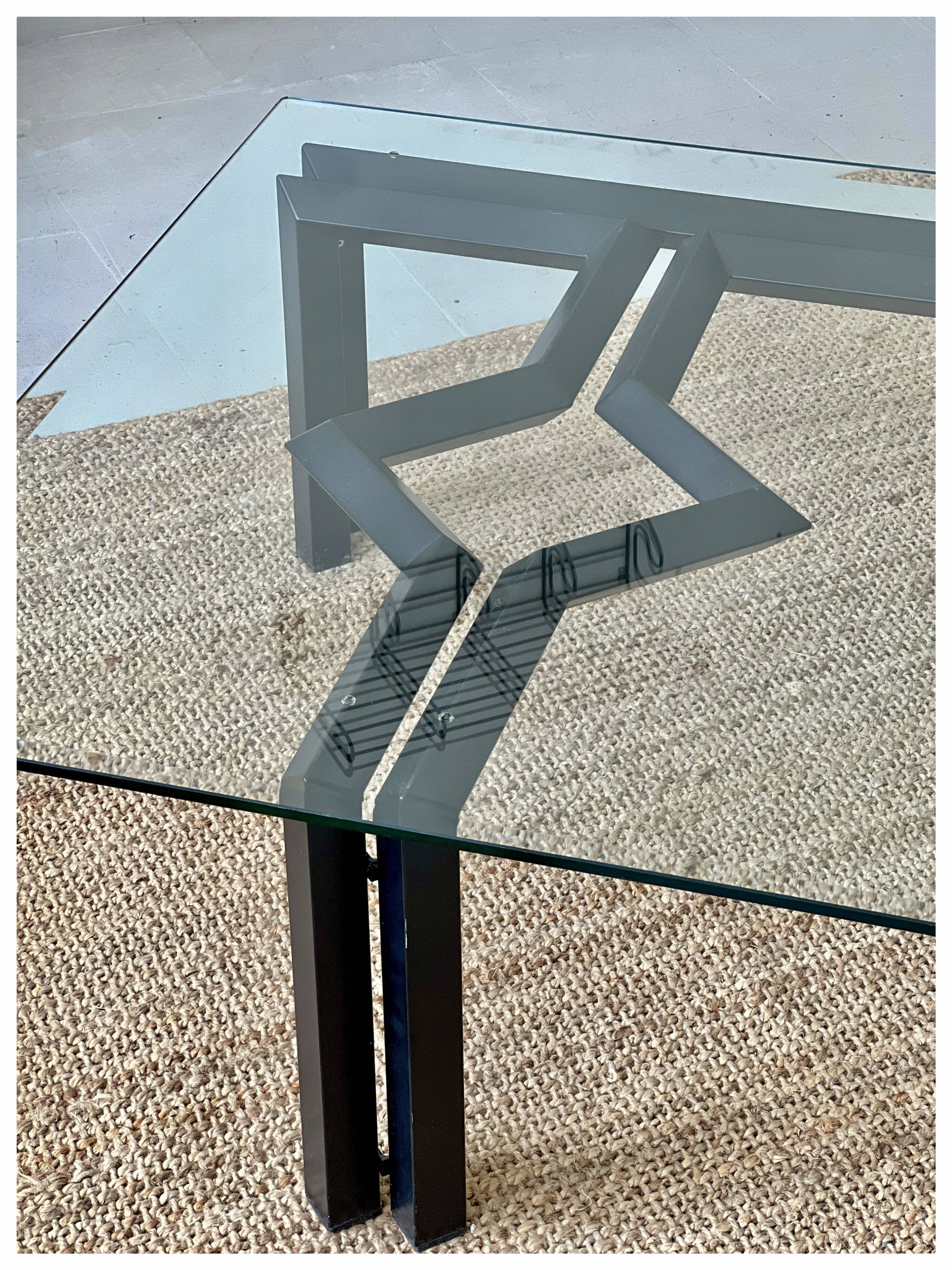 Table de salon postmoderne, structure en métal noir et en verre, années 80.