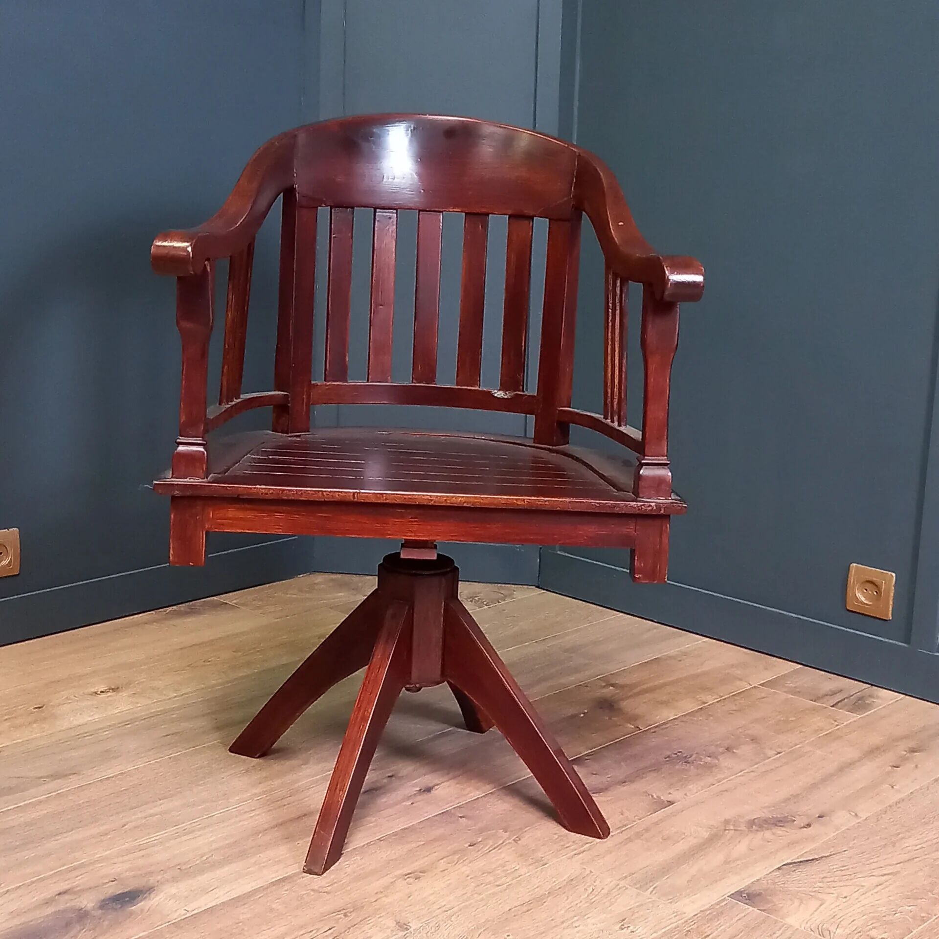 Mahogany office chair with swivel function