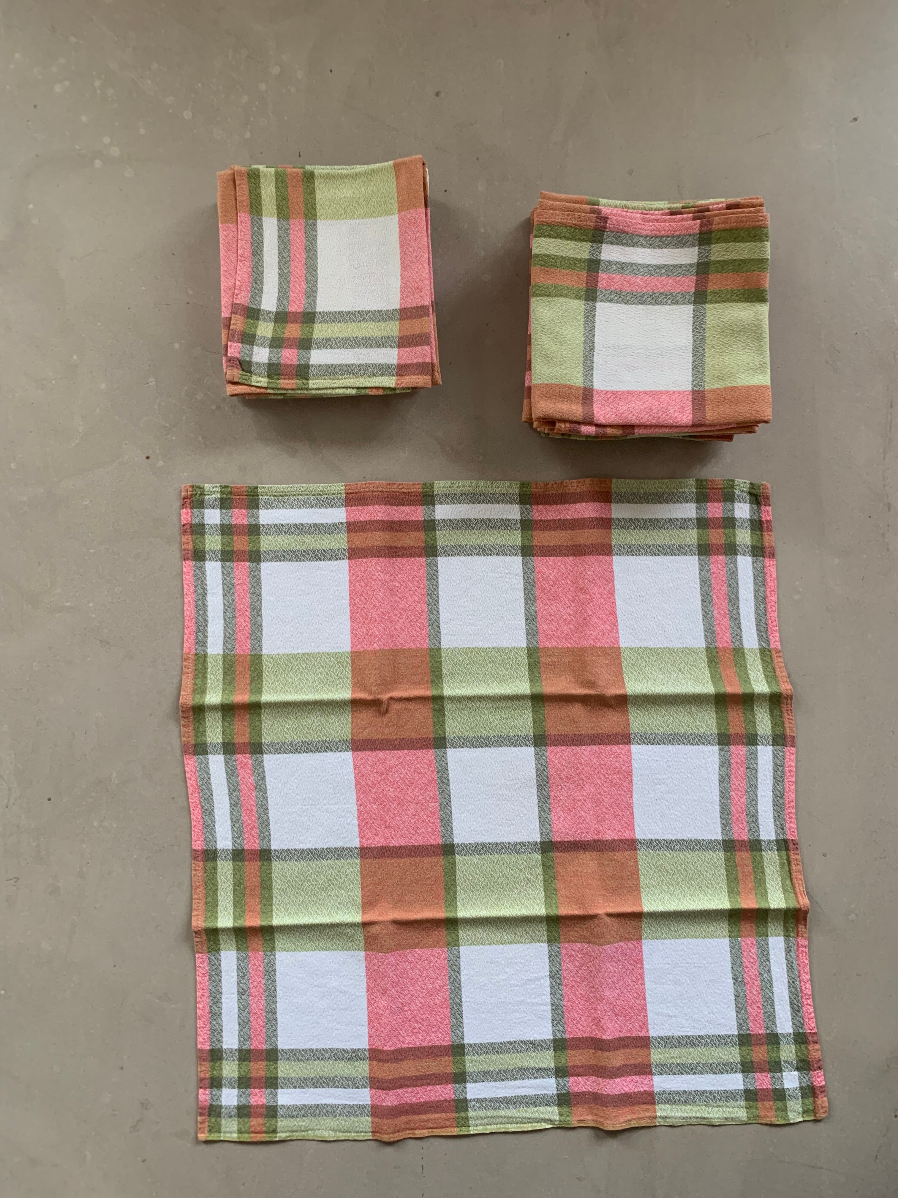 Lot 12 serviettes et nappe ancienne