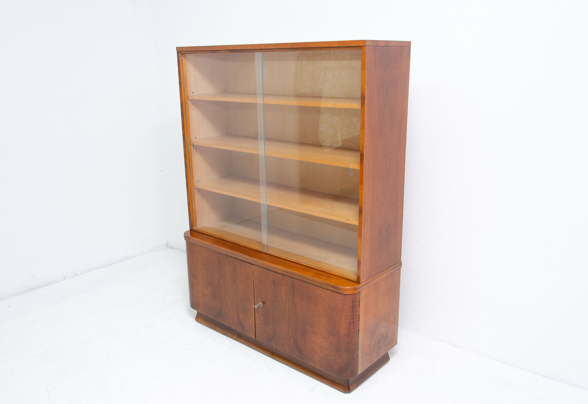 Bibliothèque vintage en noyer, années 1960, Tchécoslovaquie