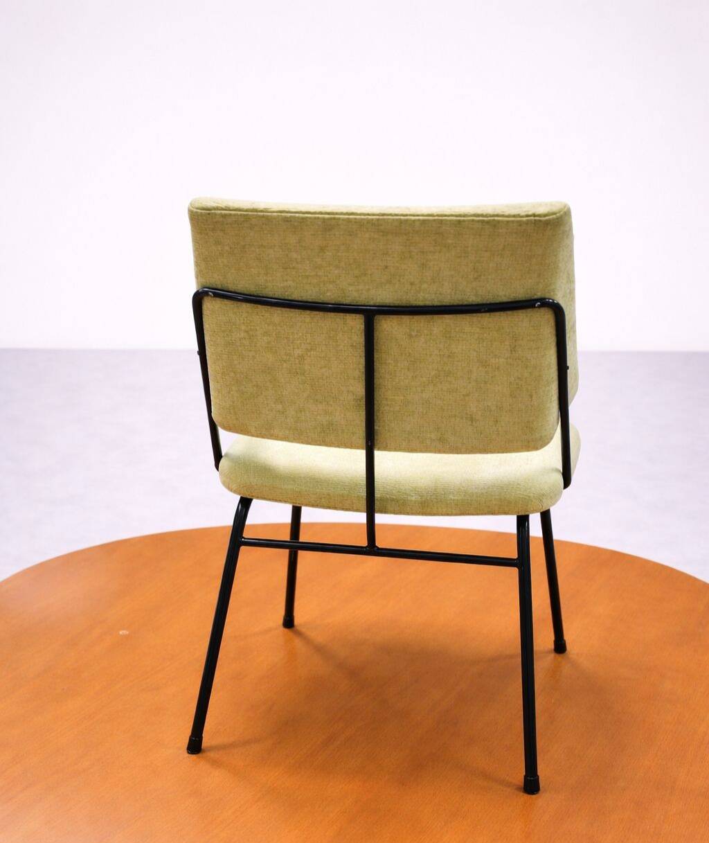 Chaise vintage années 50 en métal noir et tissu vert amande