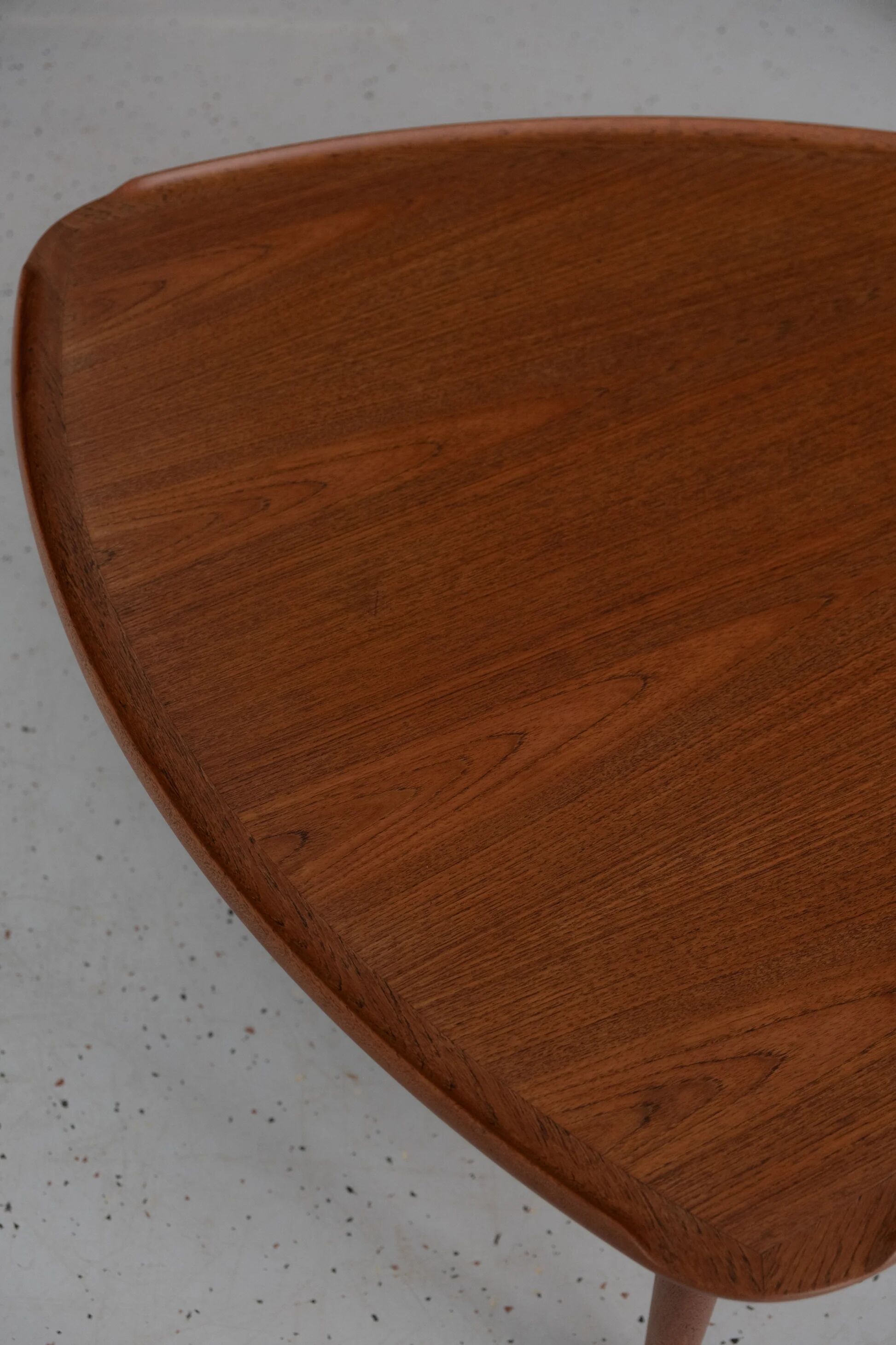 Table basse en teck Poul Jensen en forme de triangle