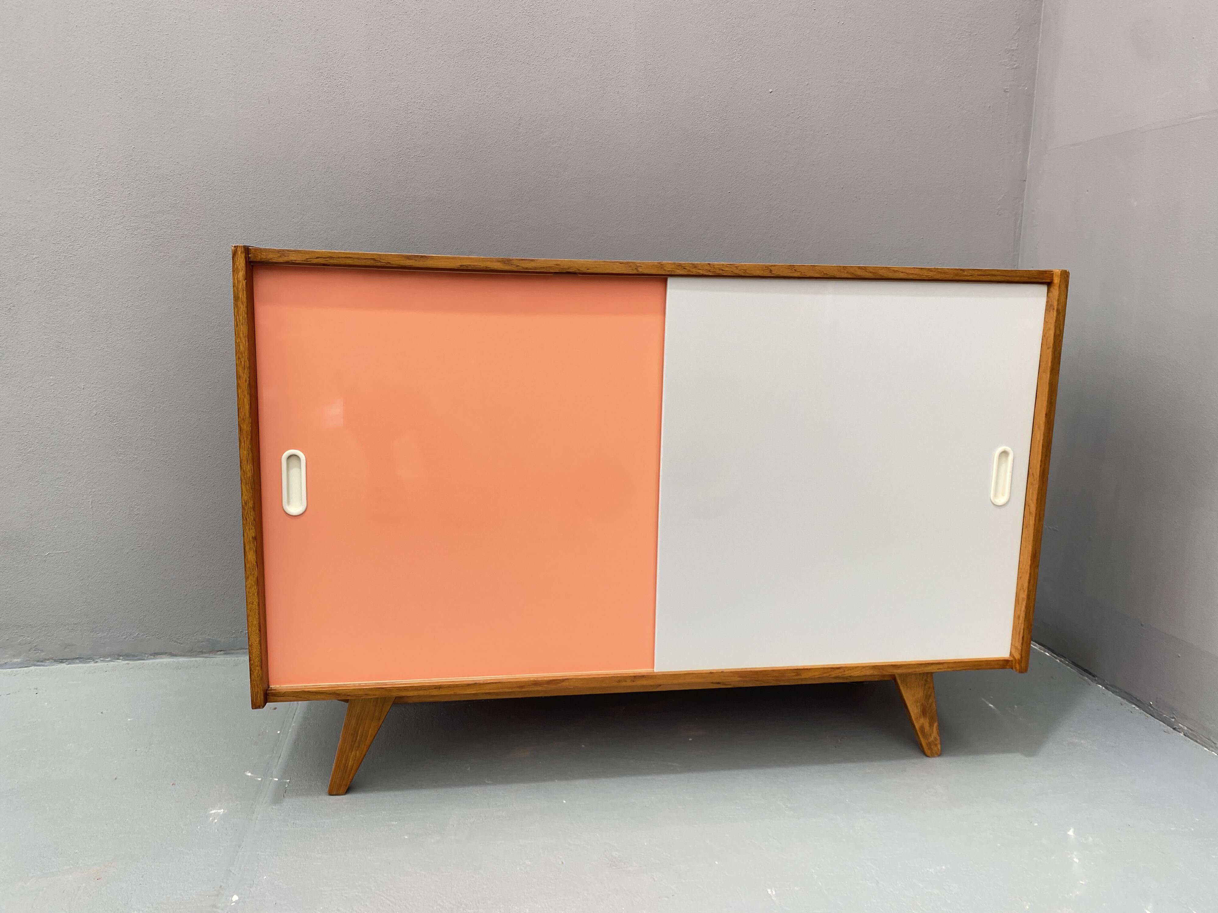 Buffet du milieu du siècle entièrement restauré U-452 par Jiří Jiroutek, années 1960, Tchécoslovaquie