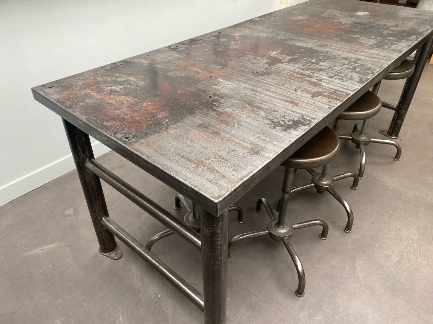Industrial table with 6 pneumatic stools.