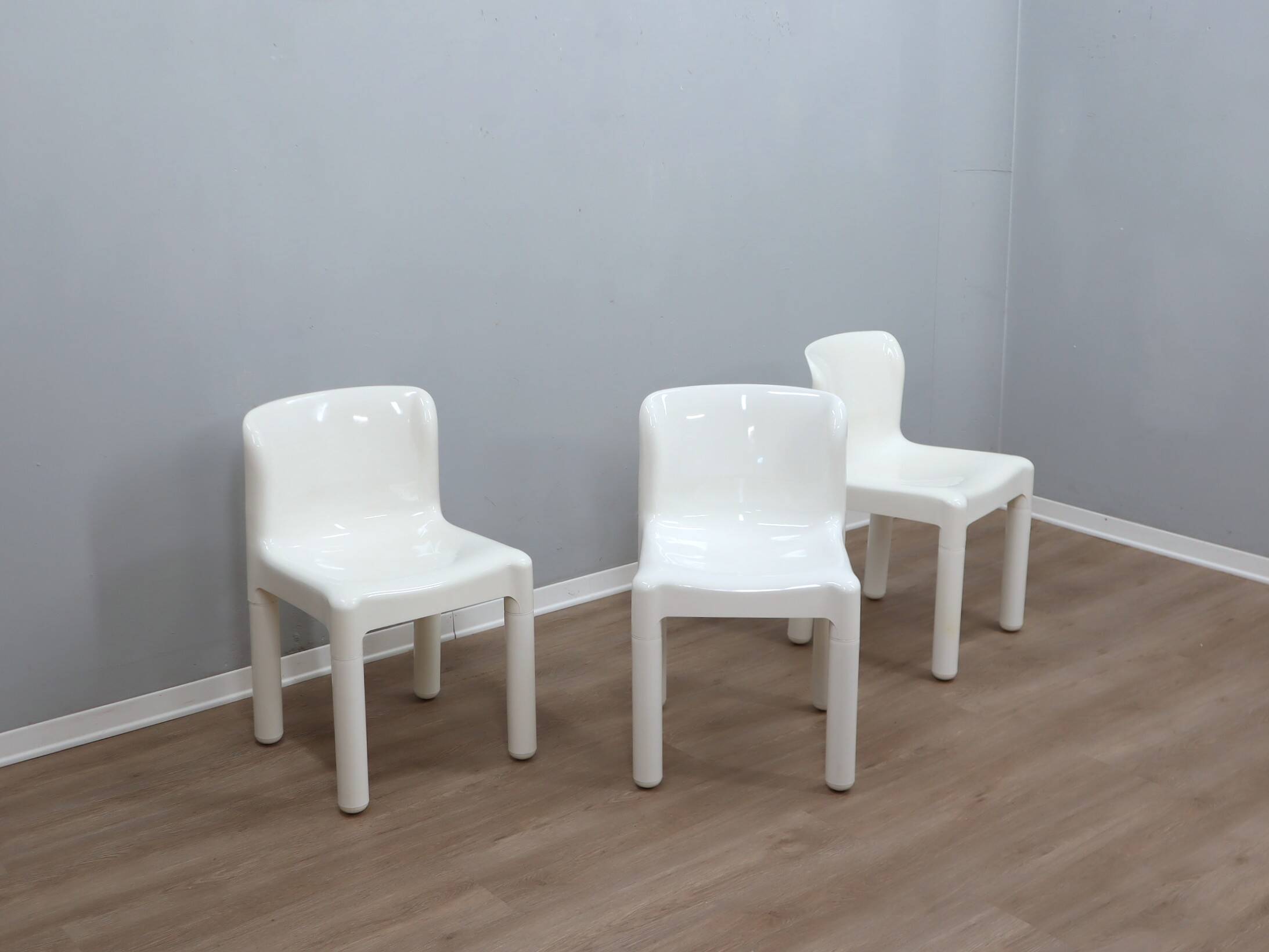 1970s Kartell Model 4875 chair by Carlo Bartoli white color, one piece