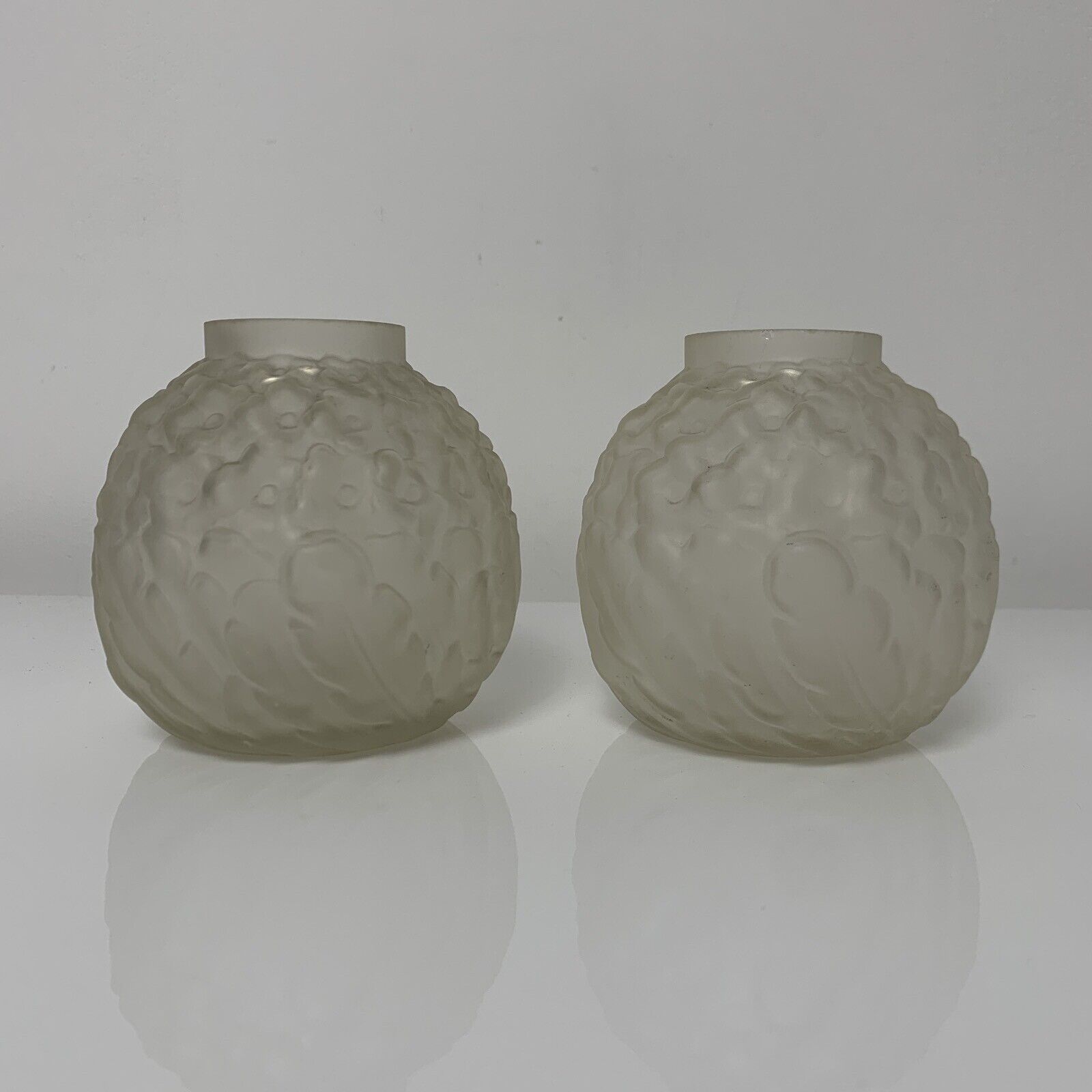 Pair of art deco balls with floral decoration of thoughts