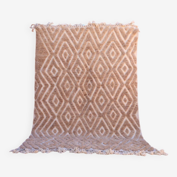 Tapis marocain berbère beige foncé motifs reliefs