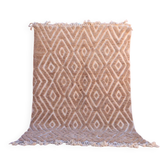 Tapis marocain berbère beige foncé motifs reliefs