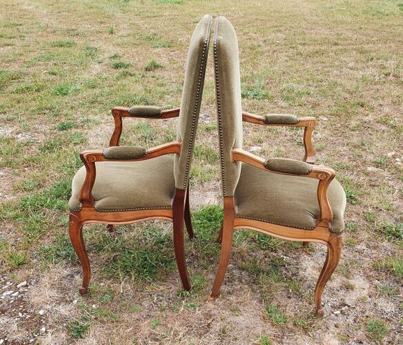 Paire de fauteuils de style Louis XV en velours vert