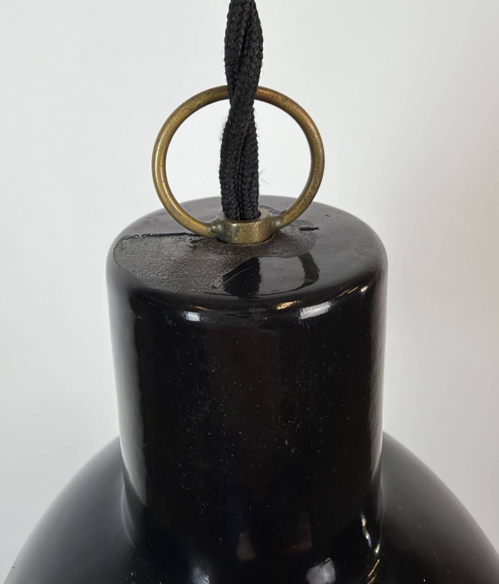 Suspension en émail noir industriel vintage, années 1950