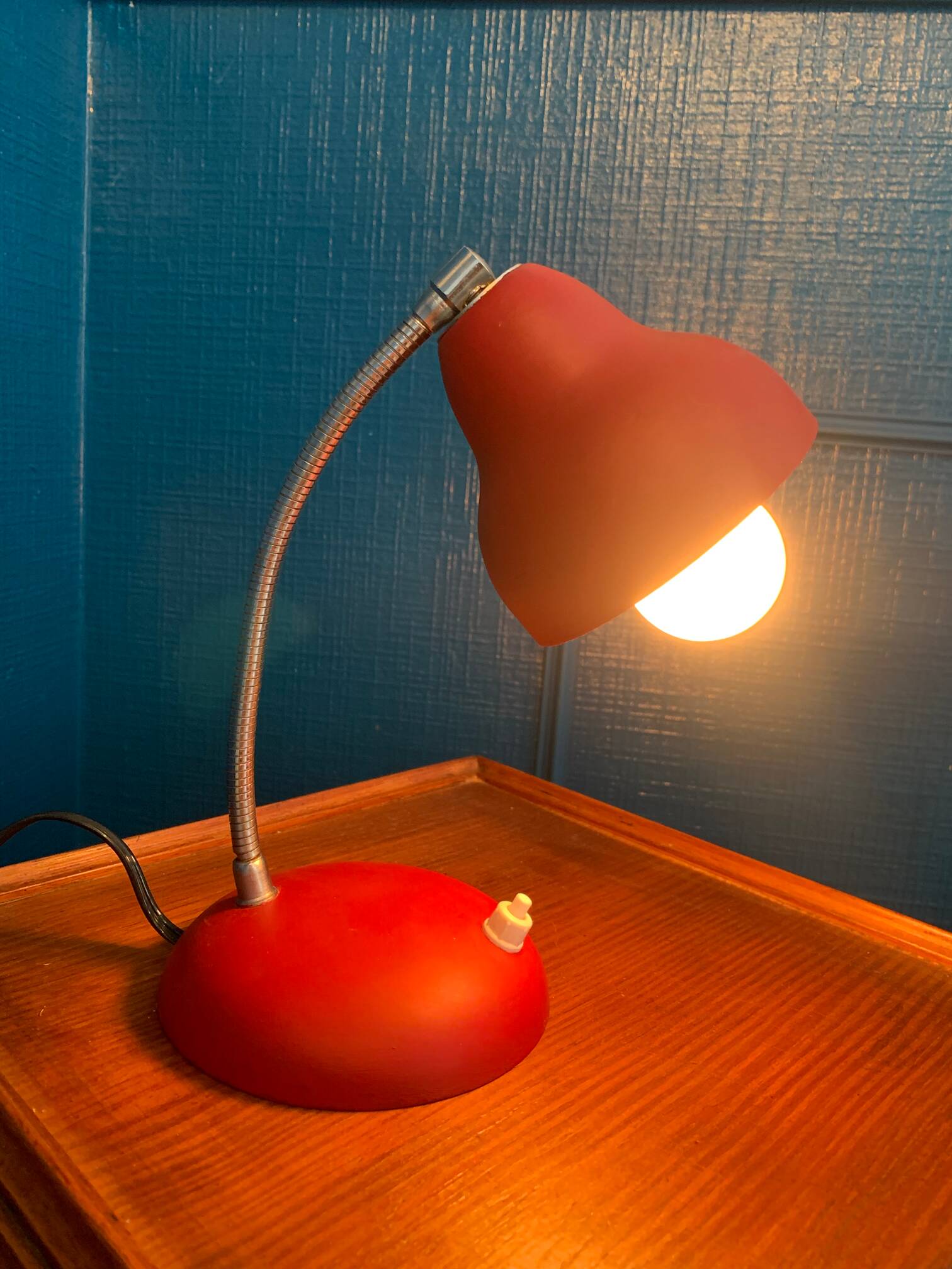 Small retro cocotte lamp from the 1950s.