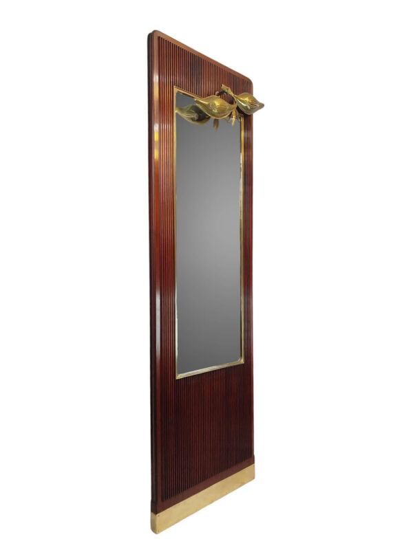 Miroir sur pied bois cannelé et lampe laiton, style Buffa/Borsani
