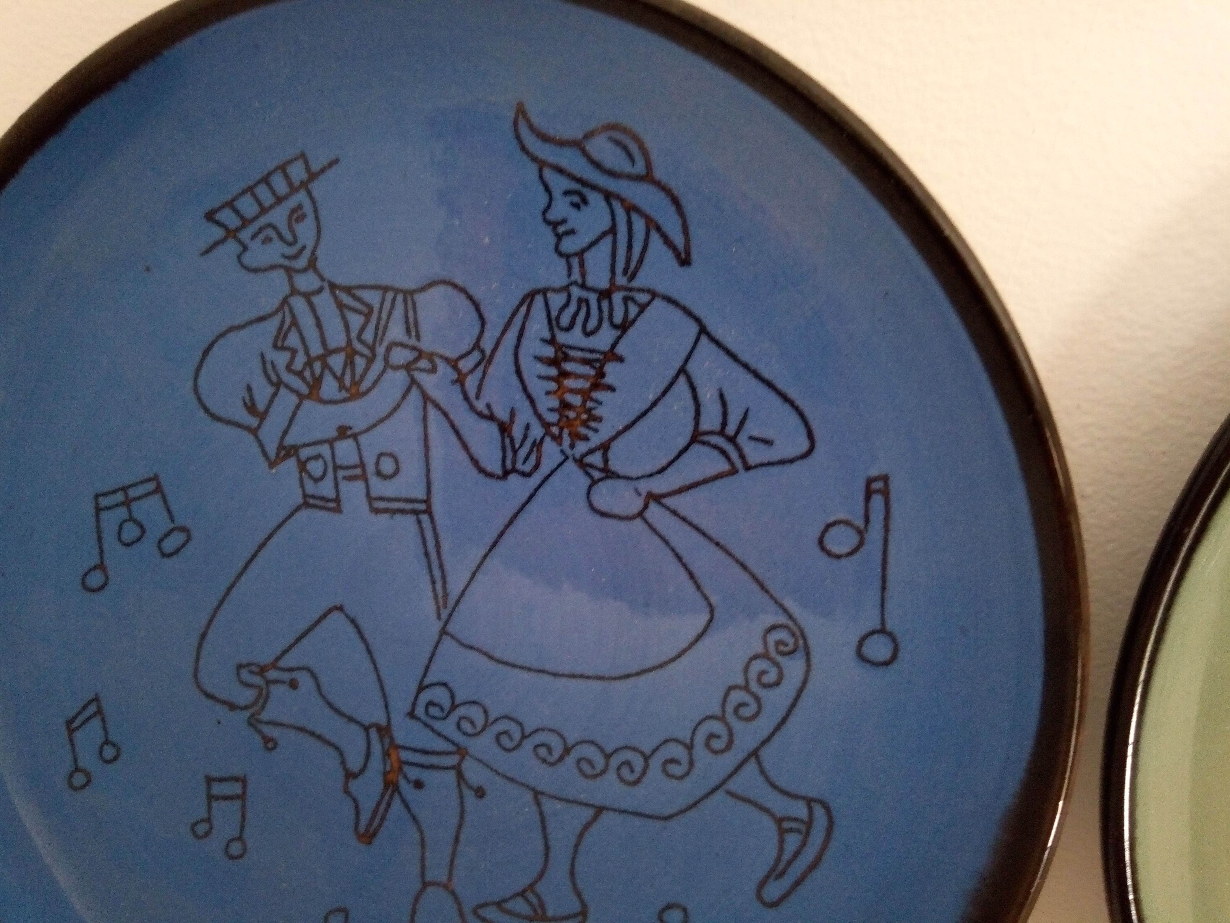 A pair of Thun earthenware plates by Lanz Gwatt.