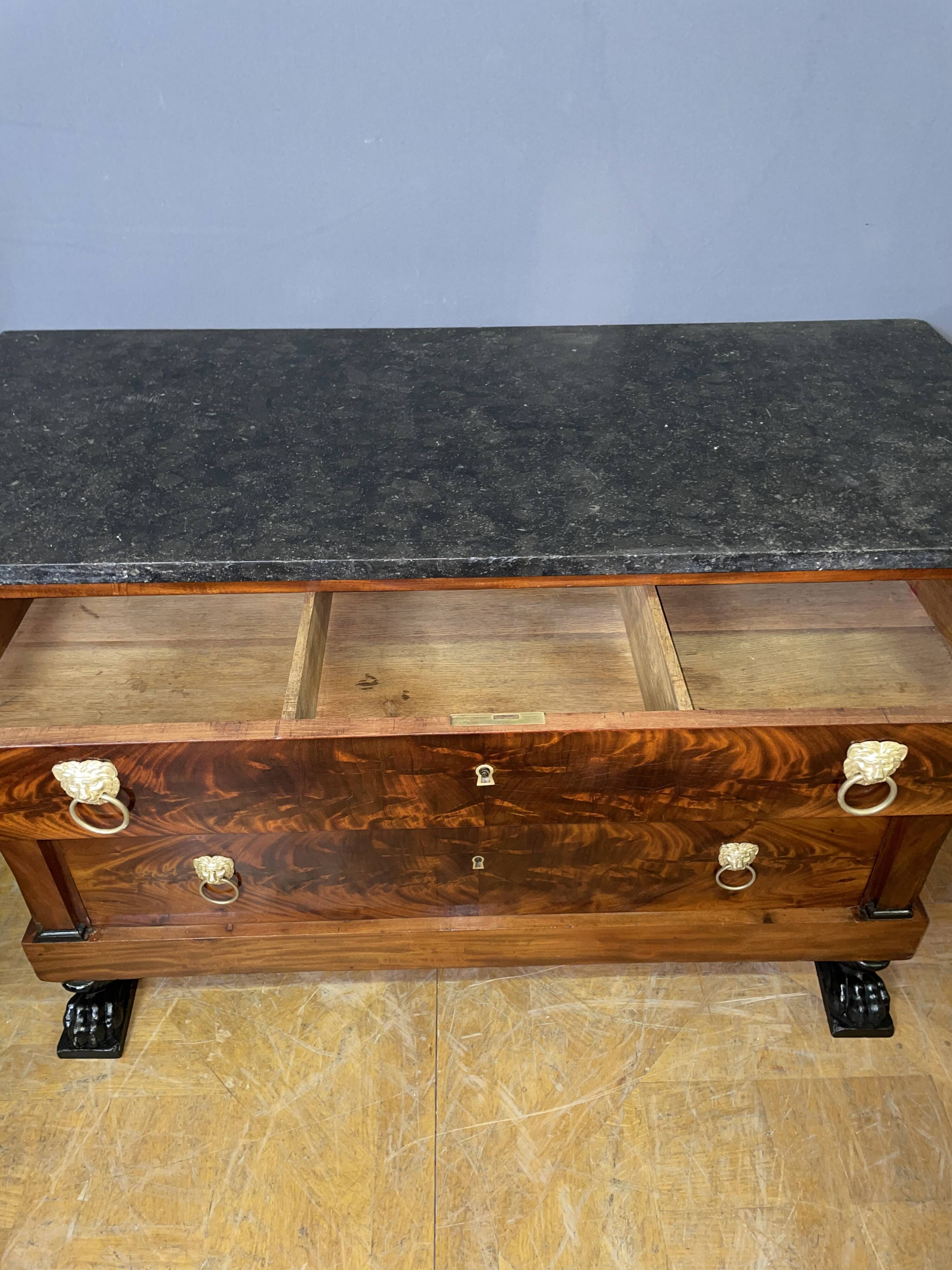 Consulate period chest of drawers in mahogany and mahogany veneer