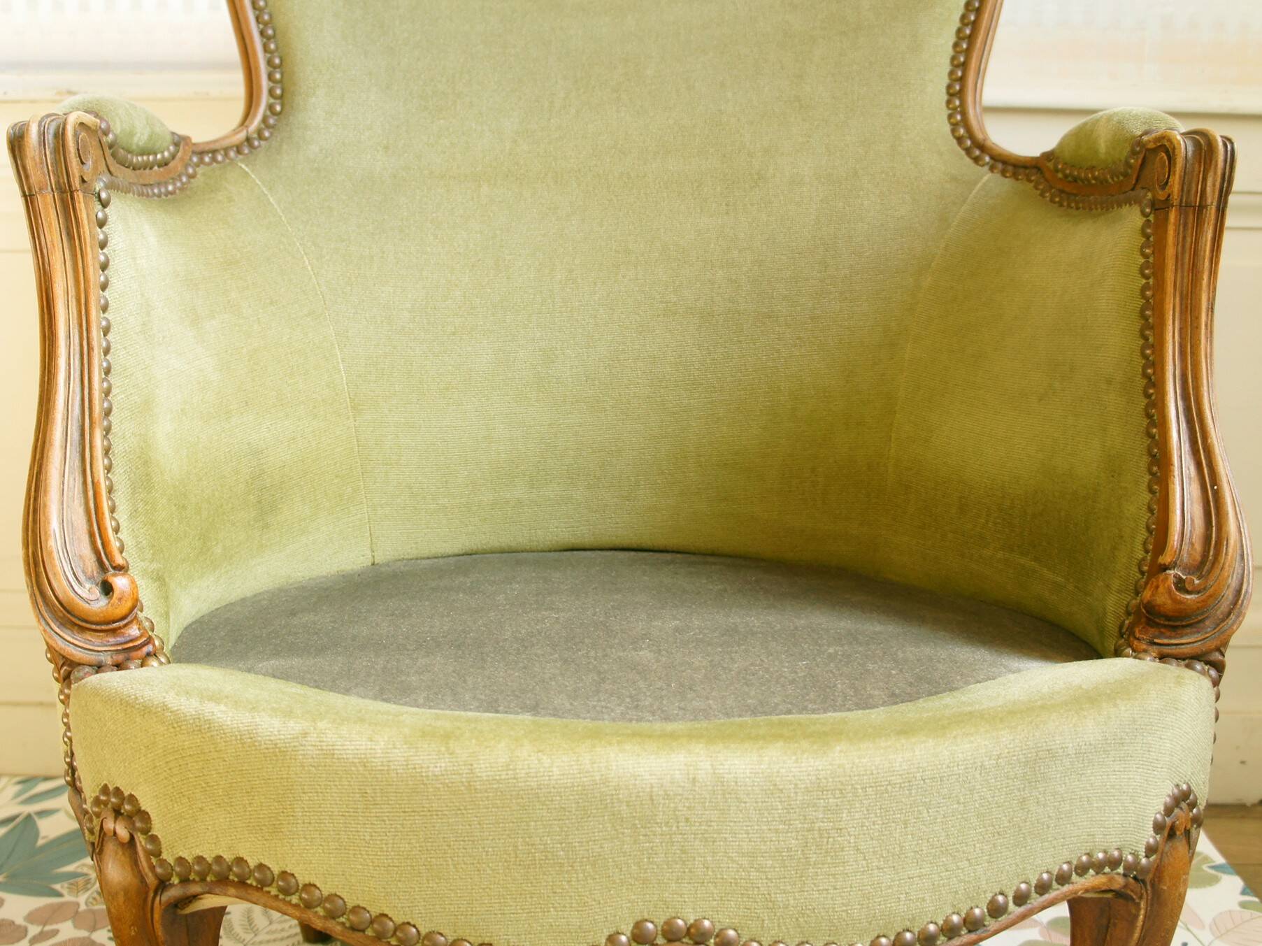 Fauteuil bergère bois sculpté & velours