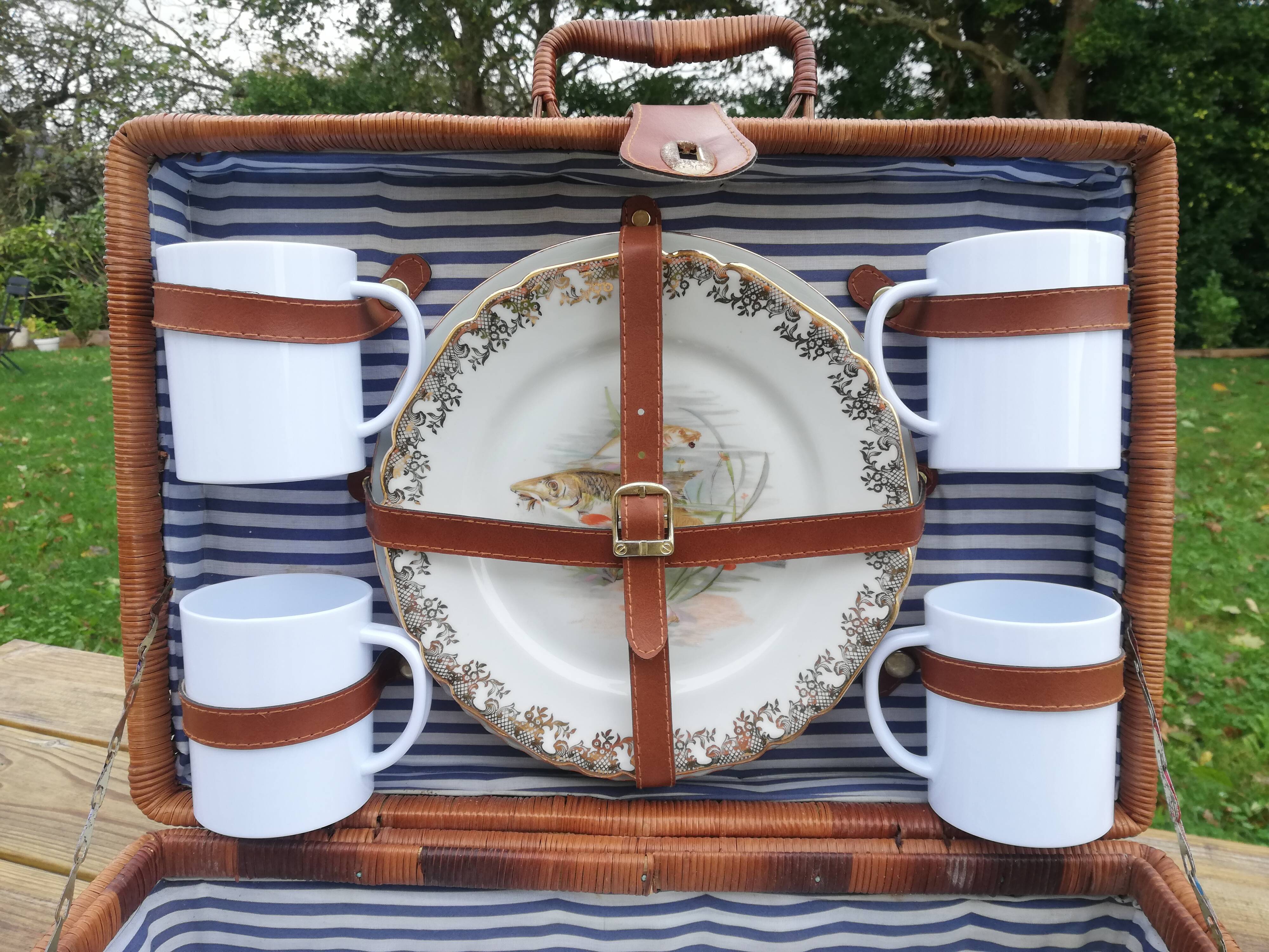 Vintage wicker pic-nic suitcase