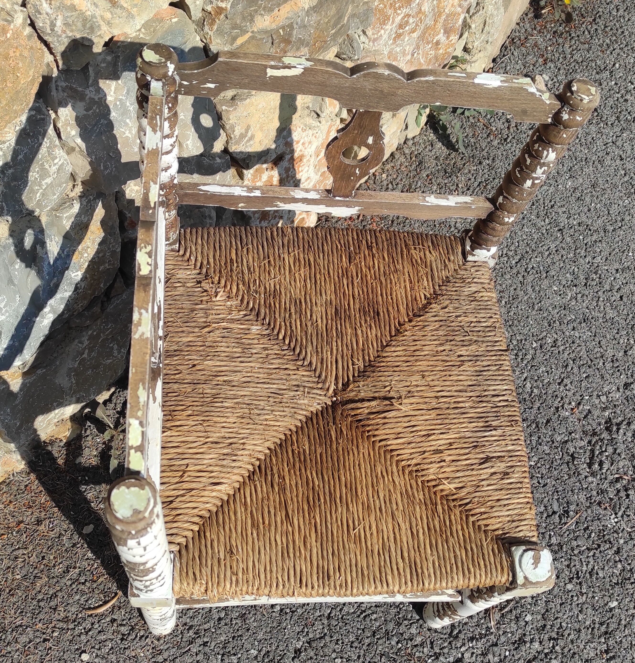 Wooden corner chair with seat mulched