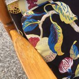 Fauteuil scandinave tissu imprimé fleurs sur fond noir