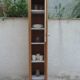 Petite armoire en chêne, 4 étagères, la porte habillée de toile de jute.