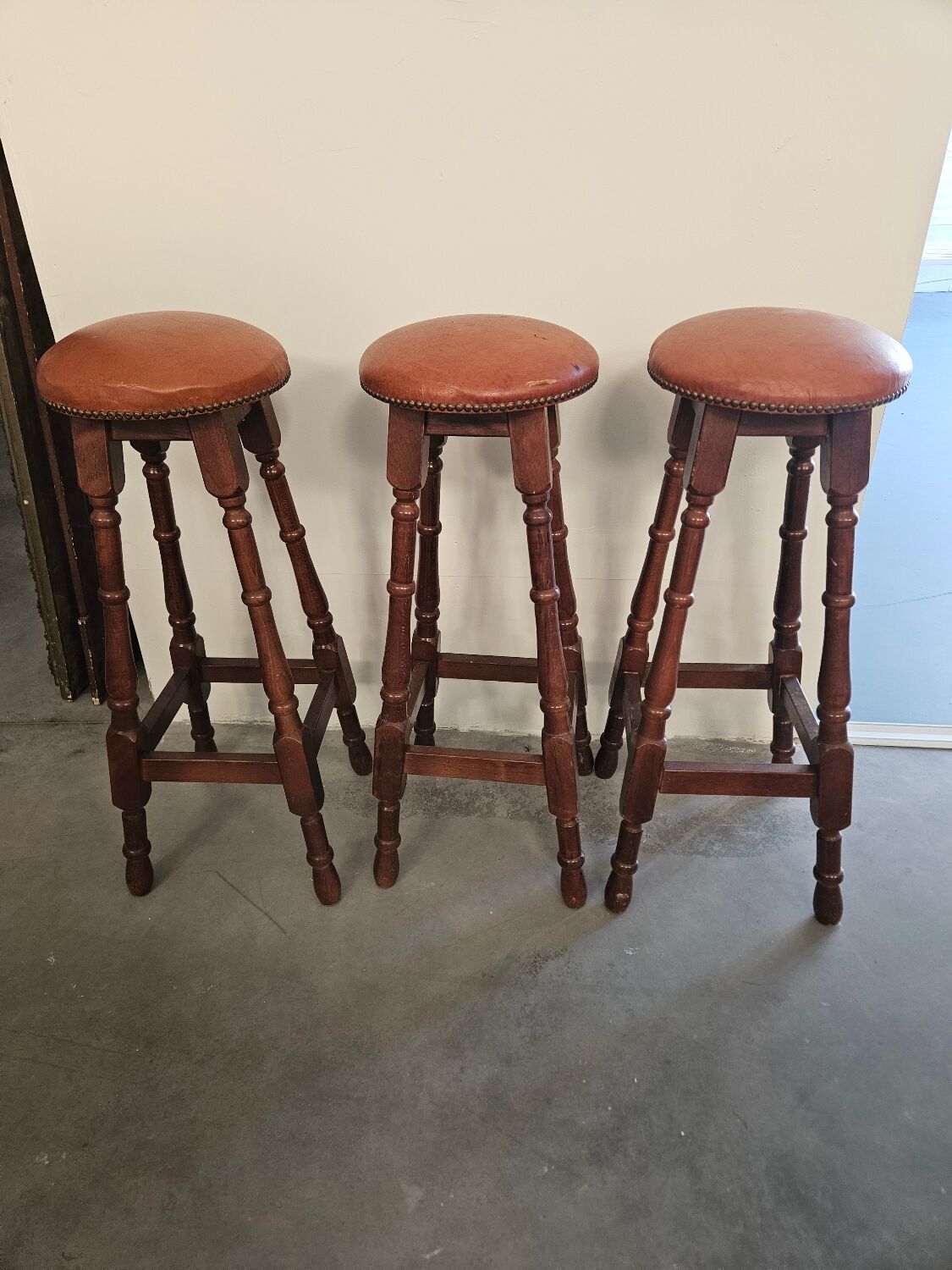 3 high stools in wood and leather