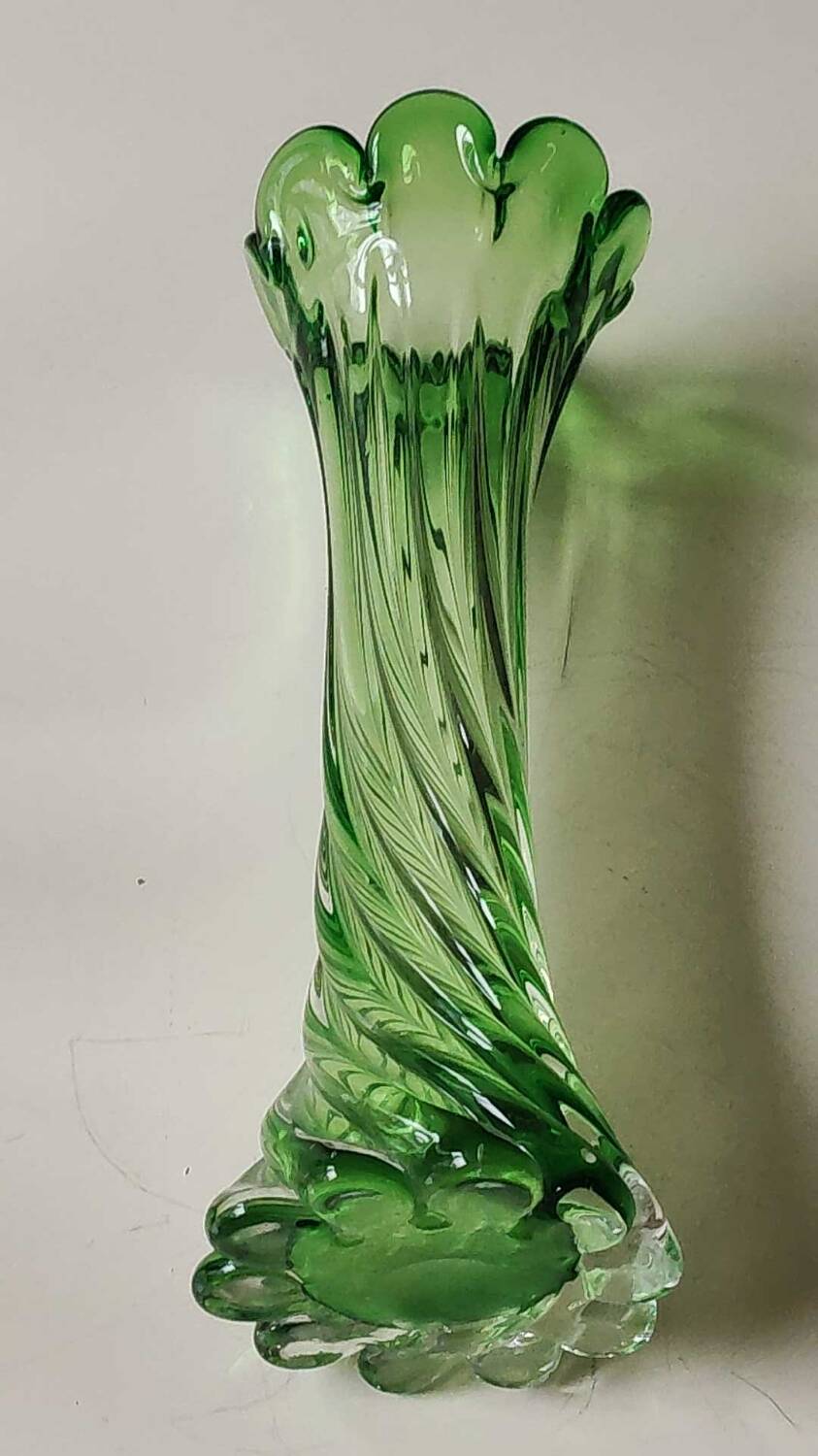 Murano style vase, in art glass. With twisted design/scalloped neck/27 cm