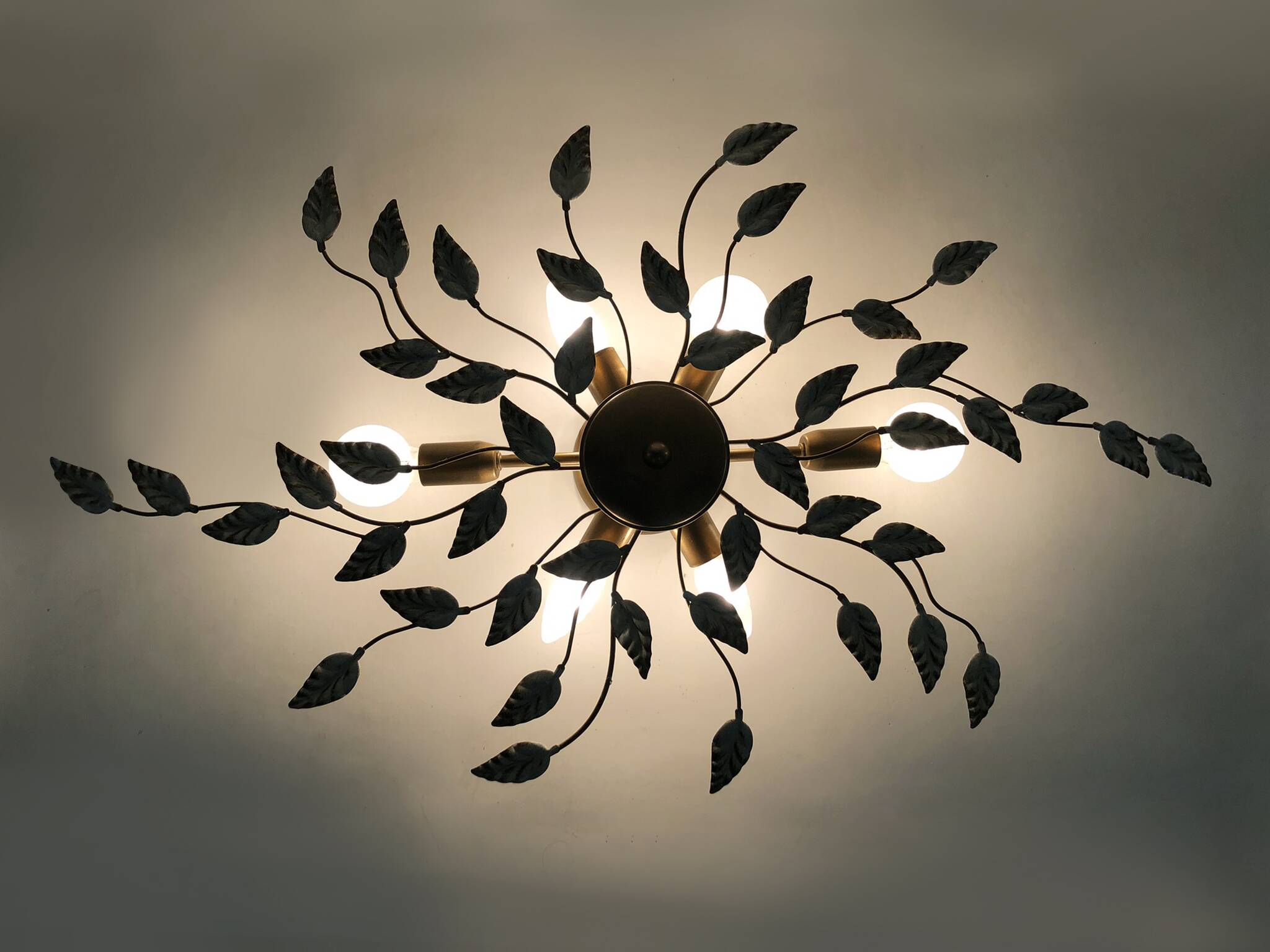 Vintage ceiling light in gold metal with foliage decoration. 6-light ceiling light.