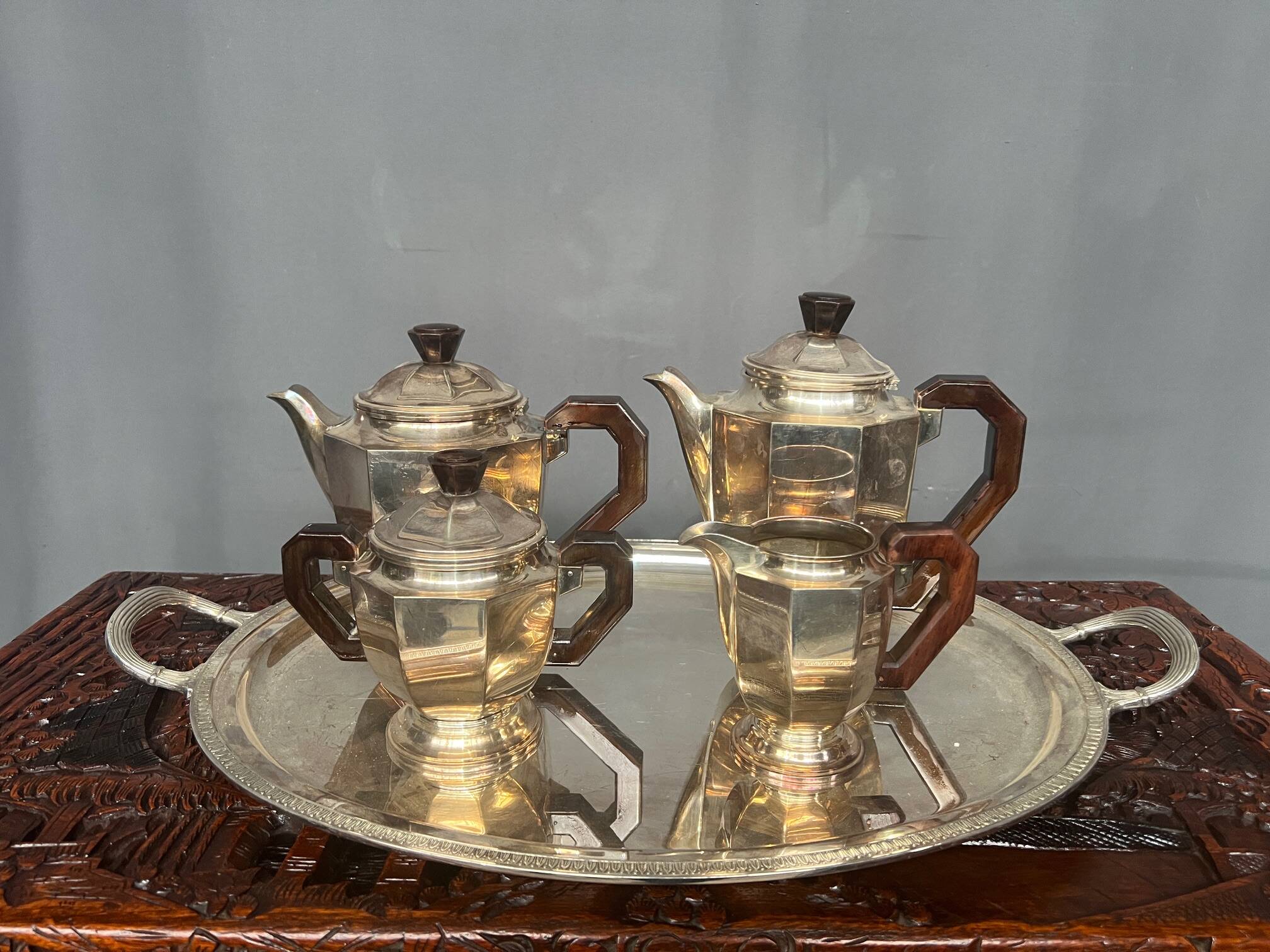 Art Deco tea and coffee service. Silver-plated metal and mahogany.
