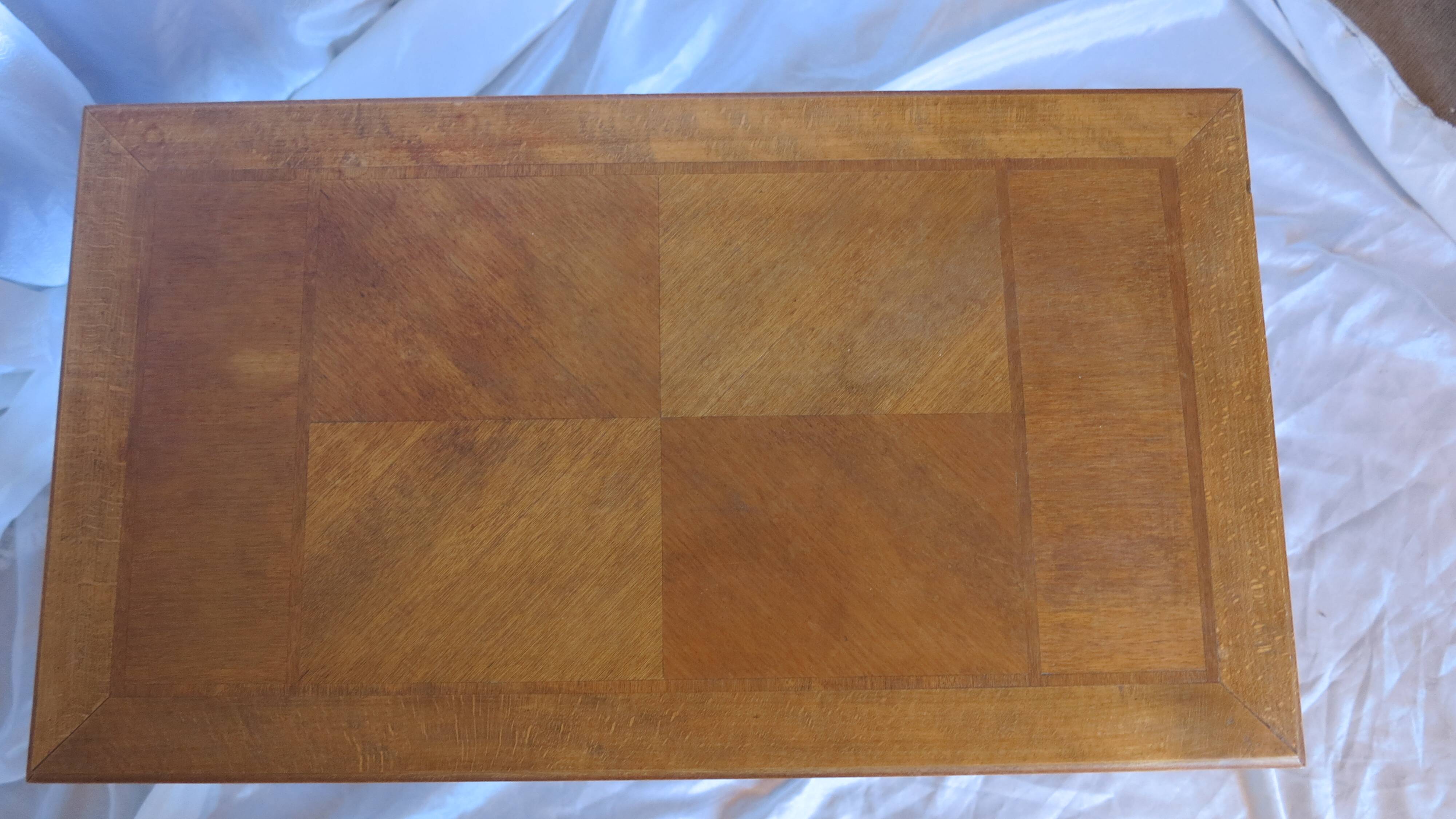 table basse de style Louis XVI bois naturel