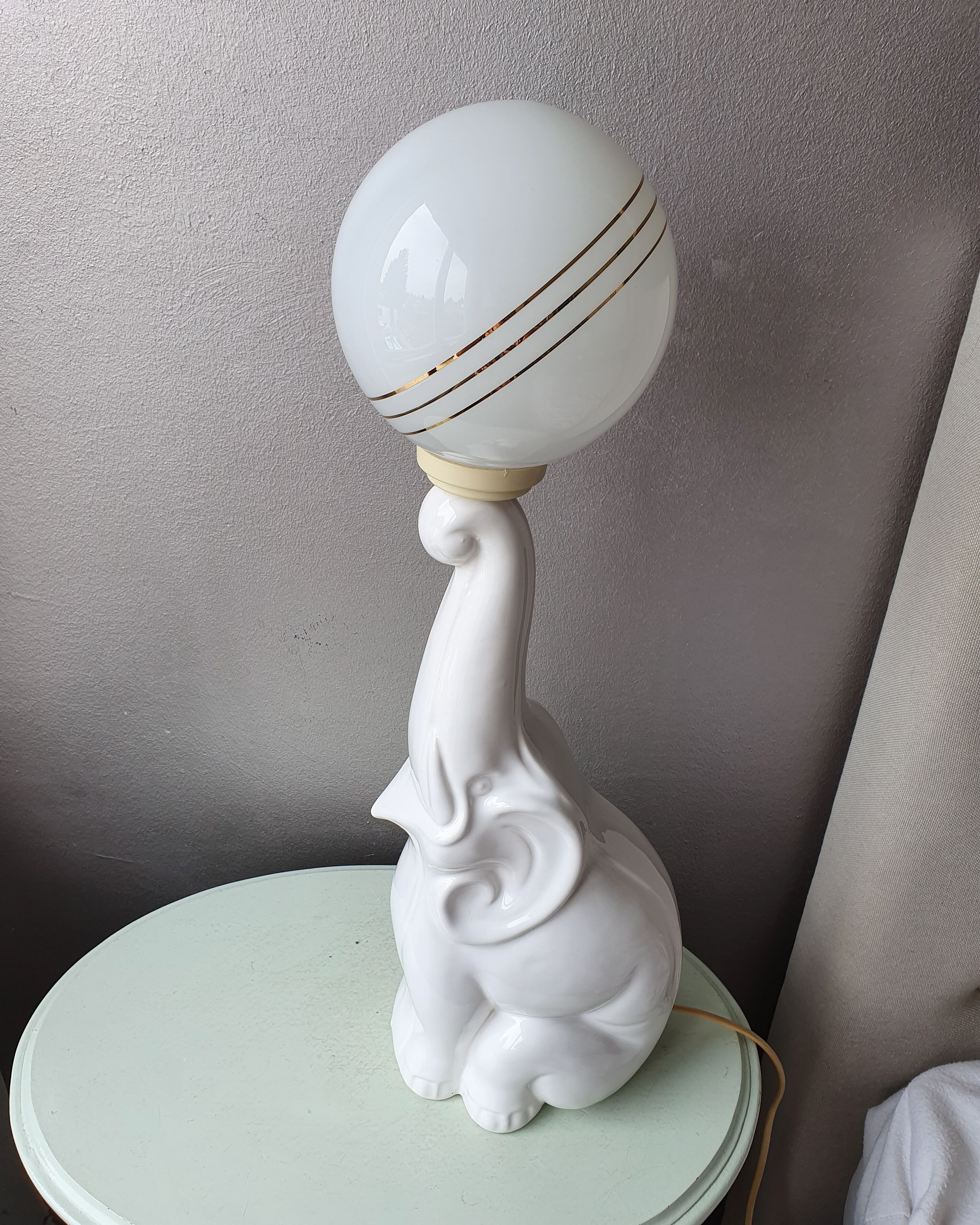 Vintage ceramic elephantlamp/table lamp with bol from the eighties