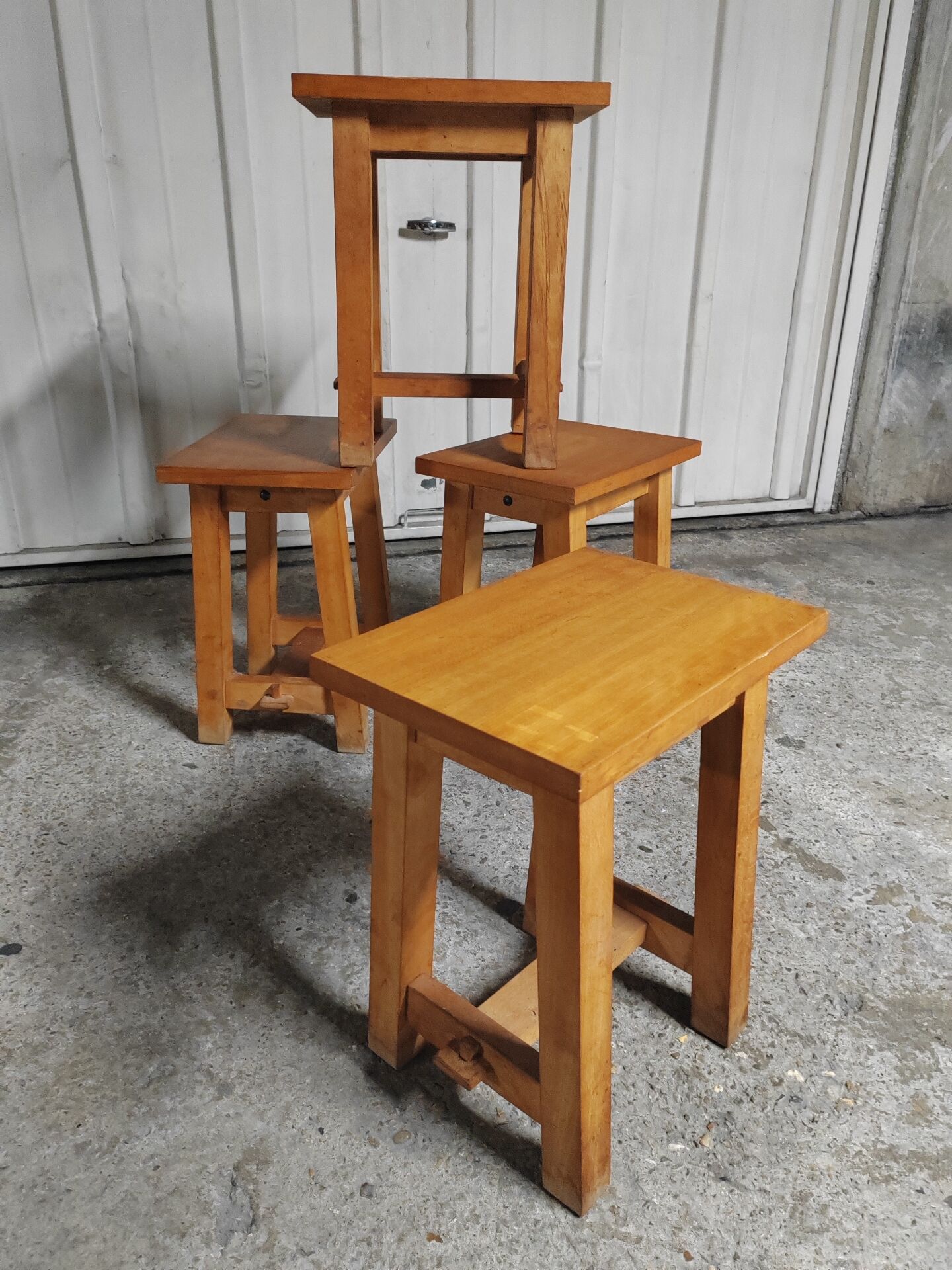 4 tabourets brutalistes