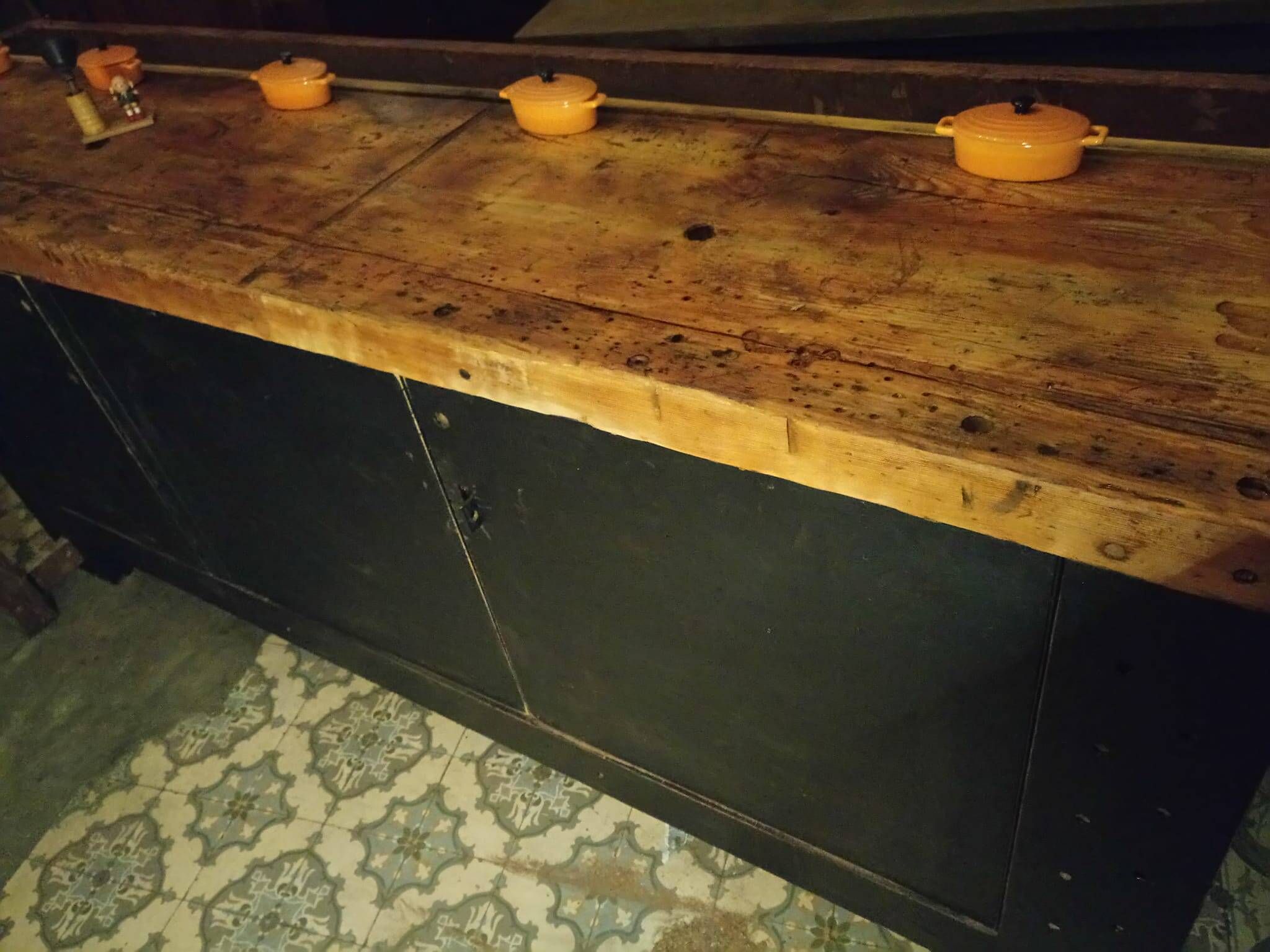 Ancien établi, meuble de métier d'atelier, buffet