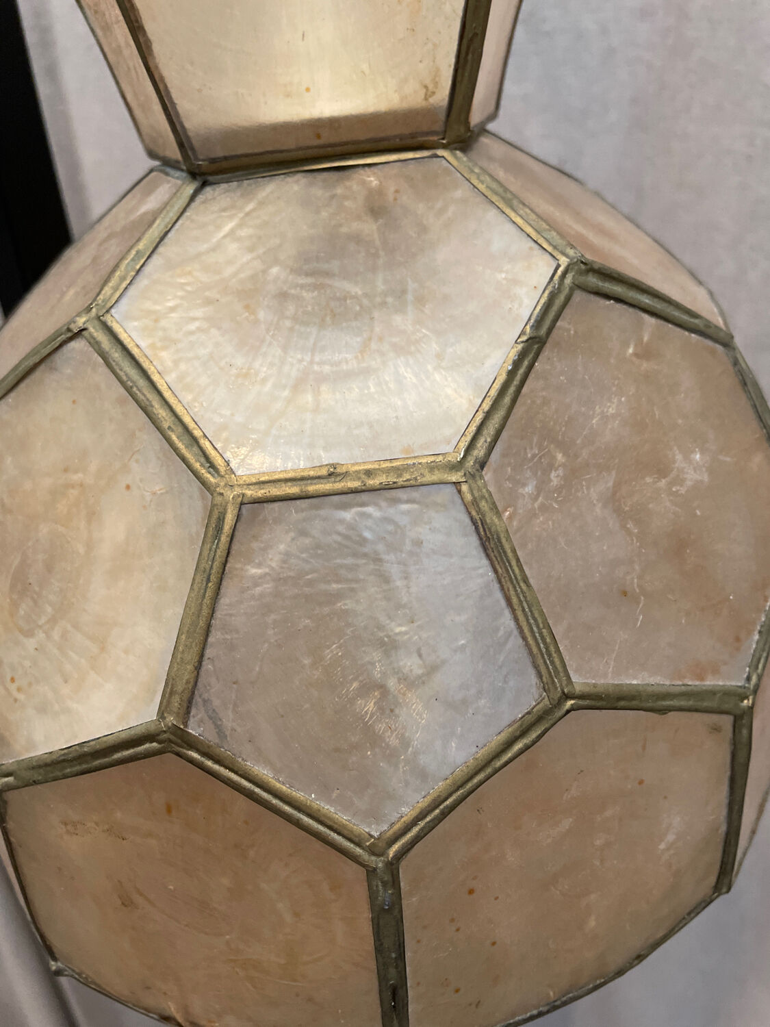 Vintage suspension in mother-of-pearl and brass