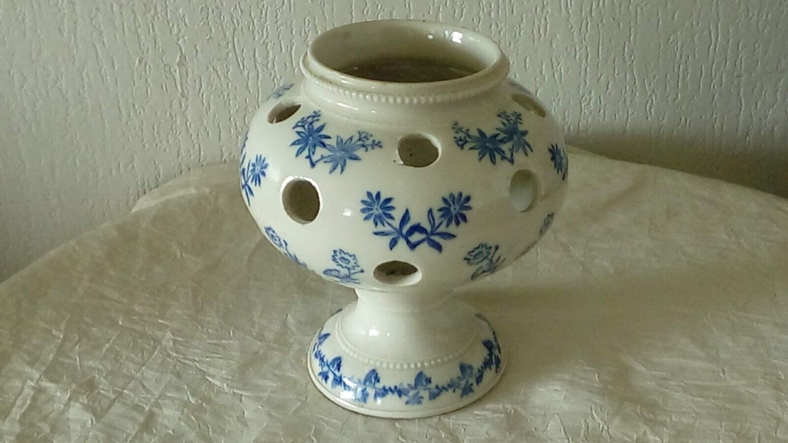 Vase pot a crocus en terre d'acier saint uze drome france