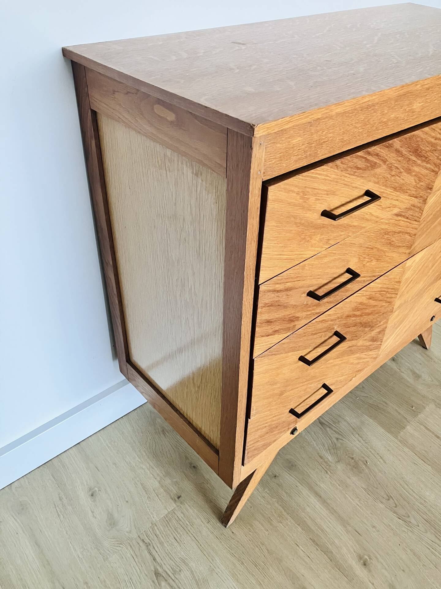 Commode en marqueterie de bois et pieds compas