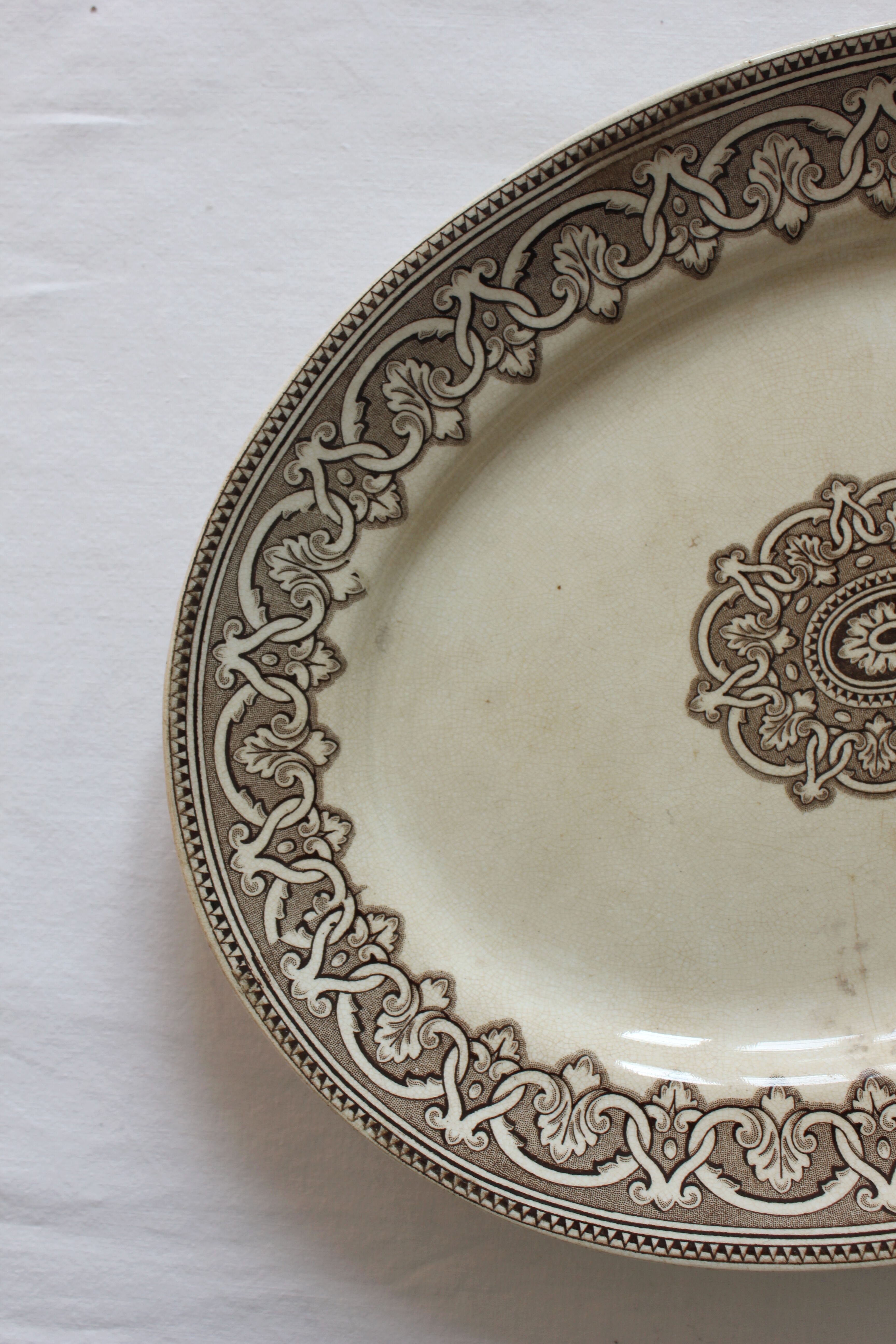 Oval flat in iron earth brown brown decoration