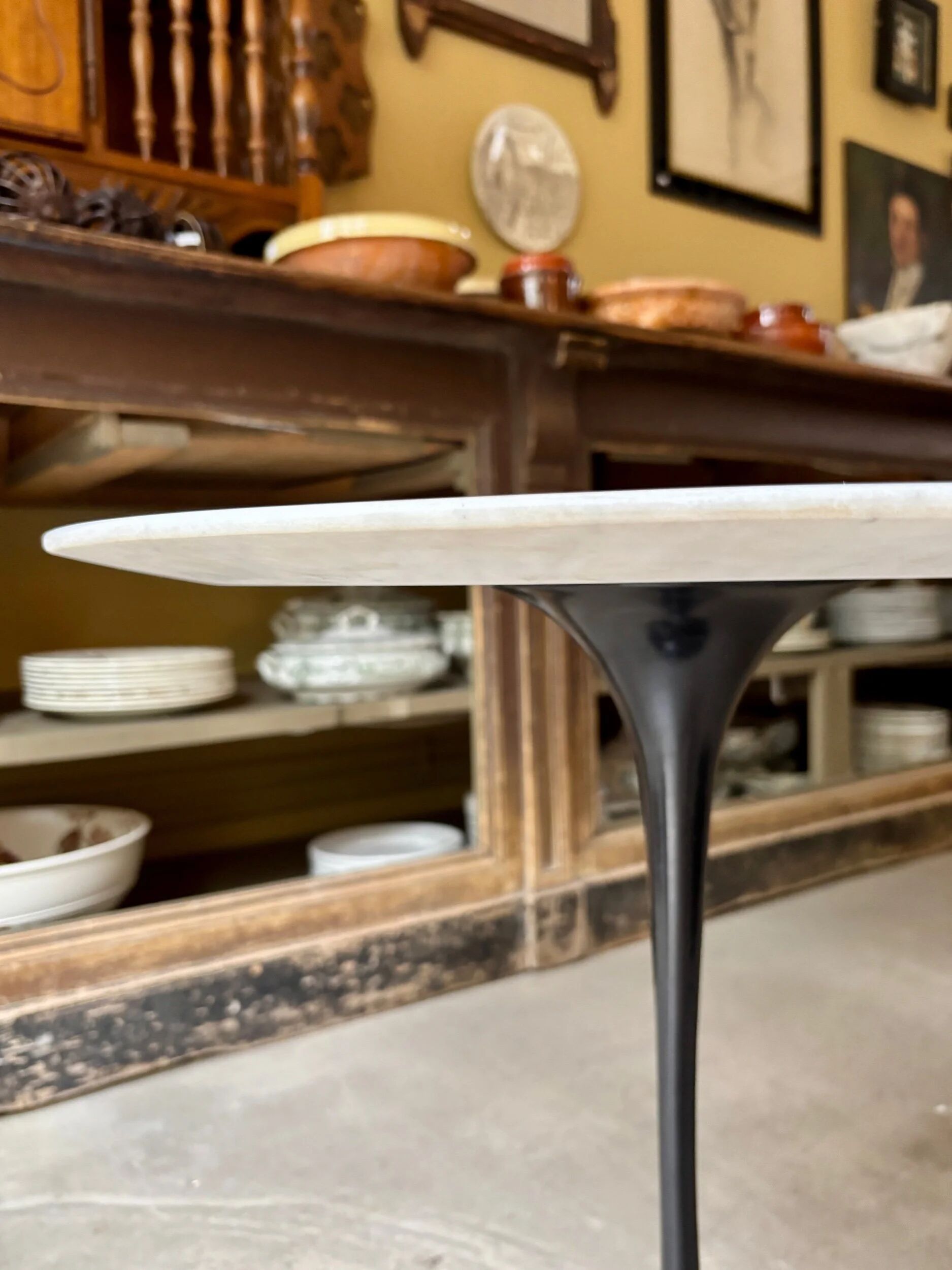 Table d'appoint, basse Eero Saarinen en marbre gris et pied tulipe noir ⌀ 51 cm