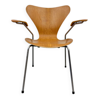Chaise "sjuan" d'Arne Jacobsen pour Fritz Hansen
