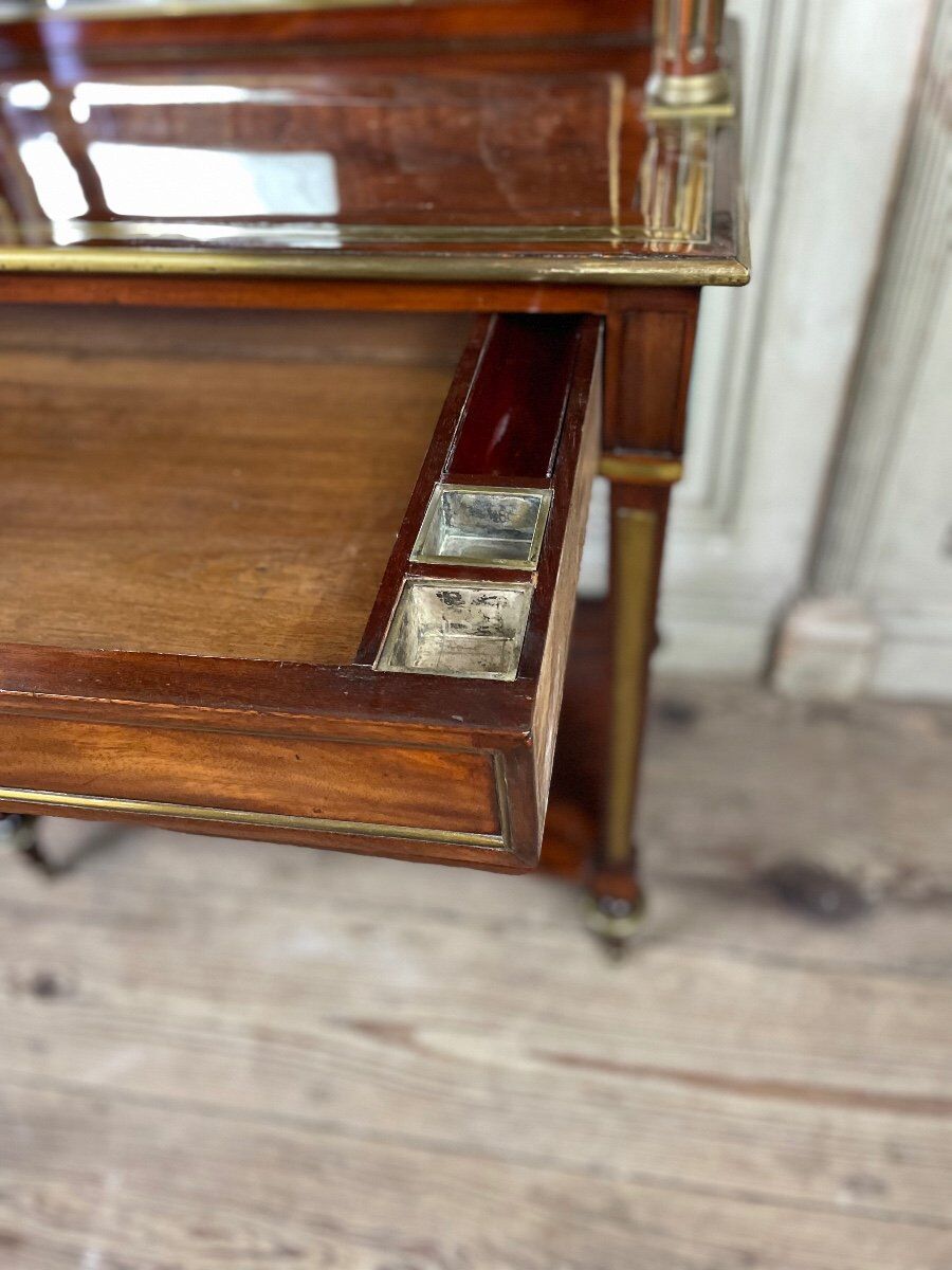 Bonheur du jour in mahogany and brass inlay, late 18th century