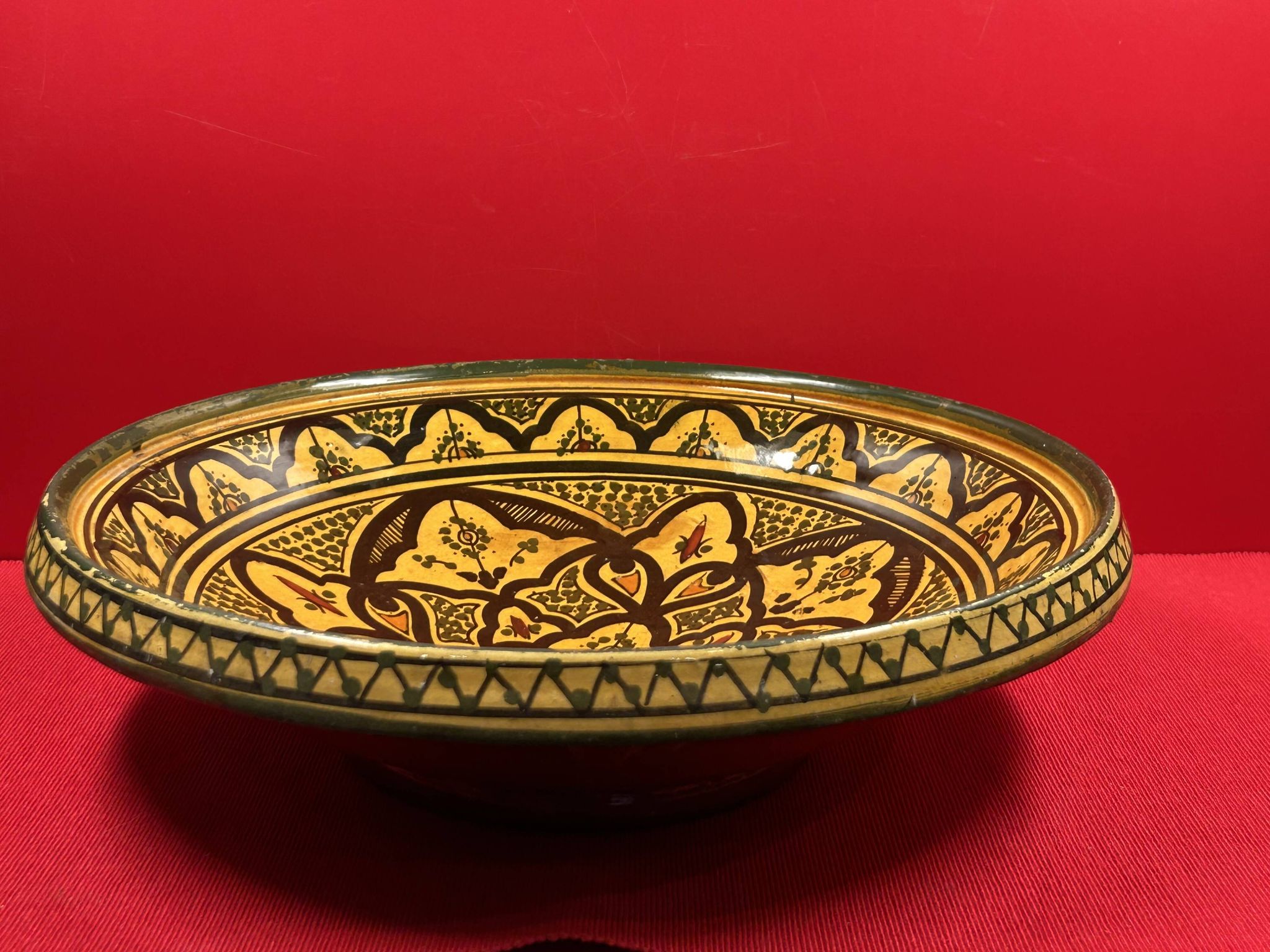Large and beautiful antique deep dish from the Maghreb, signature to be identified: SAFI? 37 cm