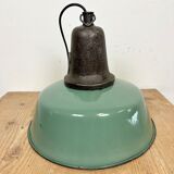 Lampe industrielle en émail vert avec dessus en fonte, années 1960