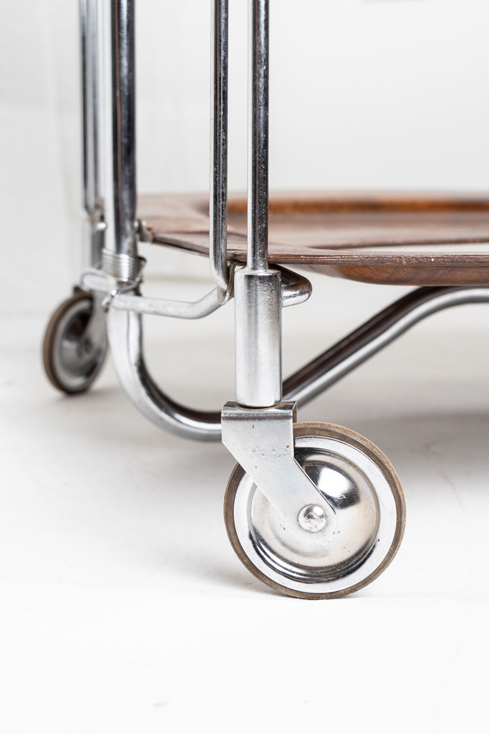 Foldable service on vintage wheels