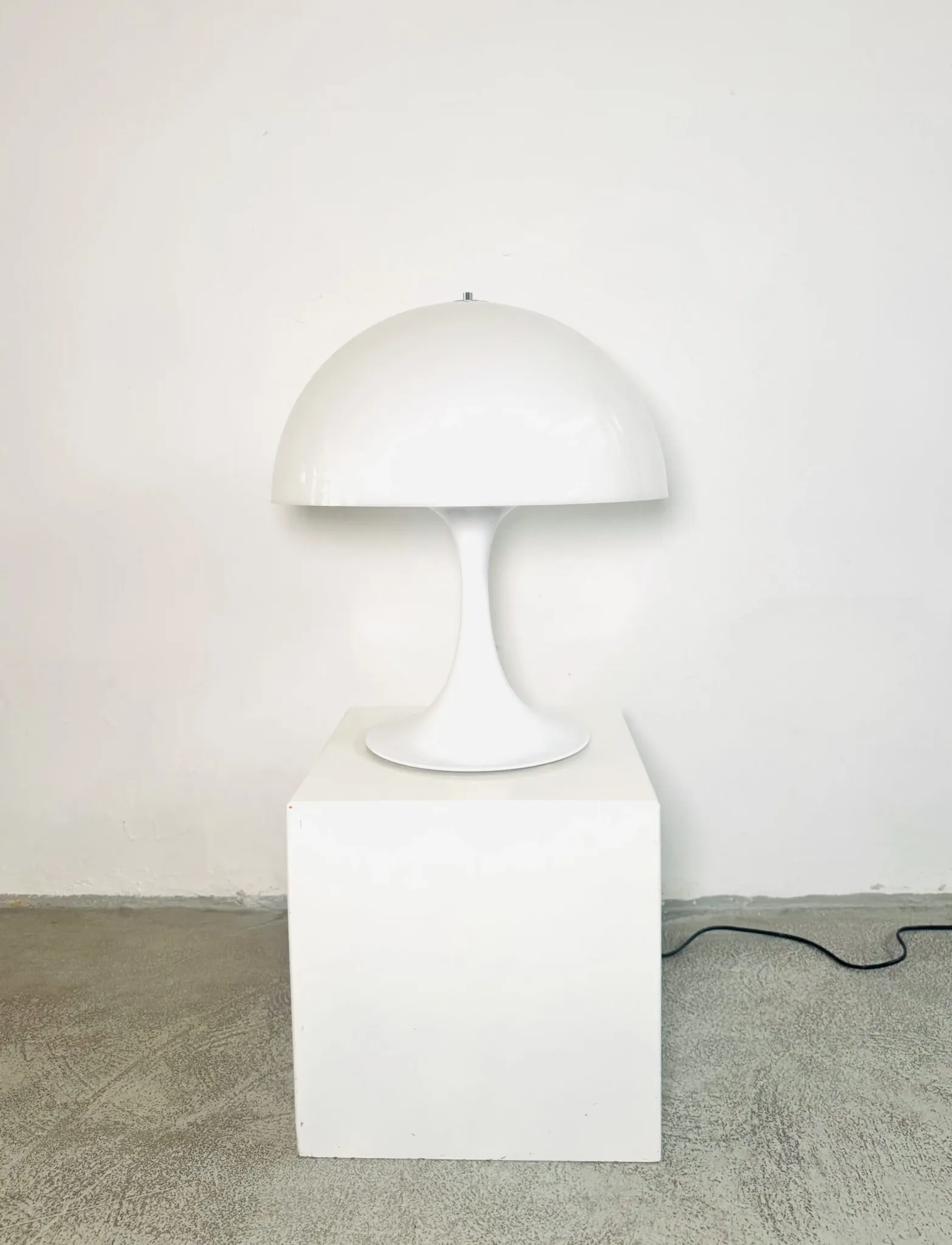 Lampe de table D-2128 par Raak Amsterdam, Pays-Bas, années 1970.