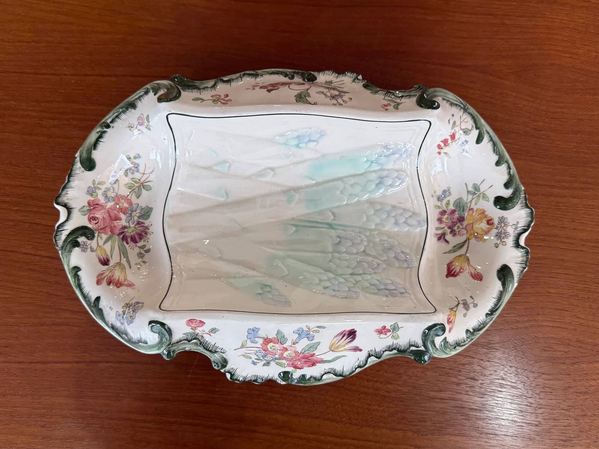 Old Longchamps plate Terre de Fer – Model 1428 – Floral decoration & asparagus in relief – 39 x 23 cm