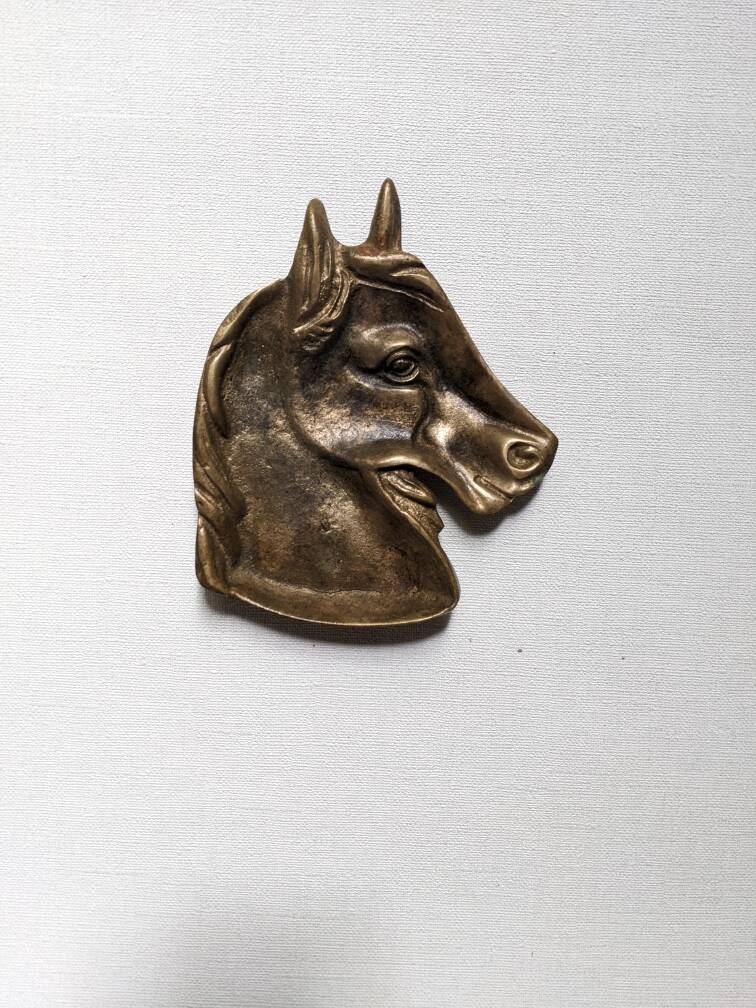 Bronze horse head pocket emptier, country decorative object