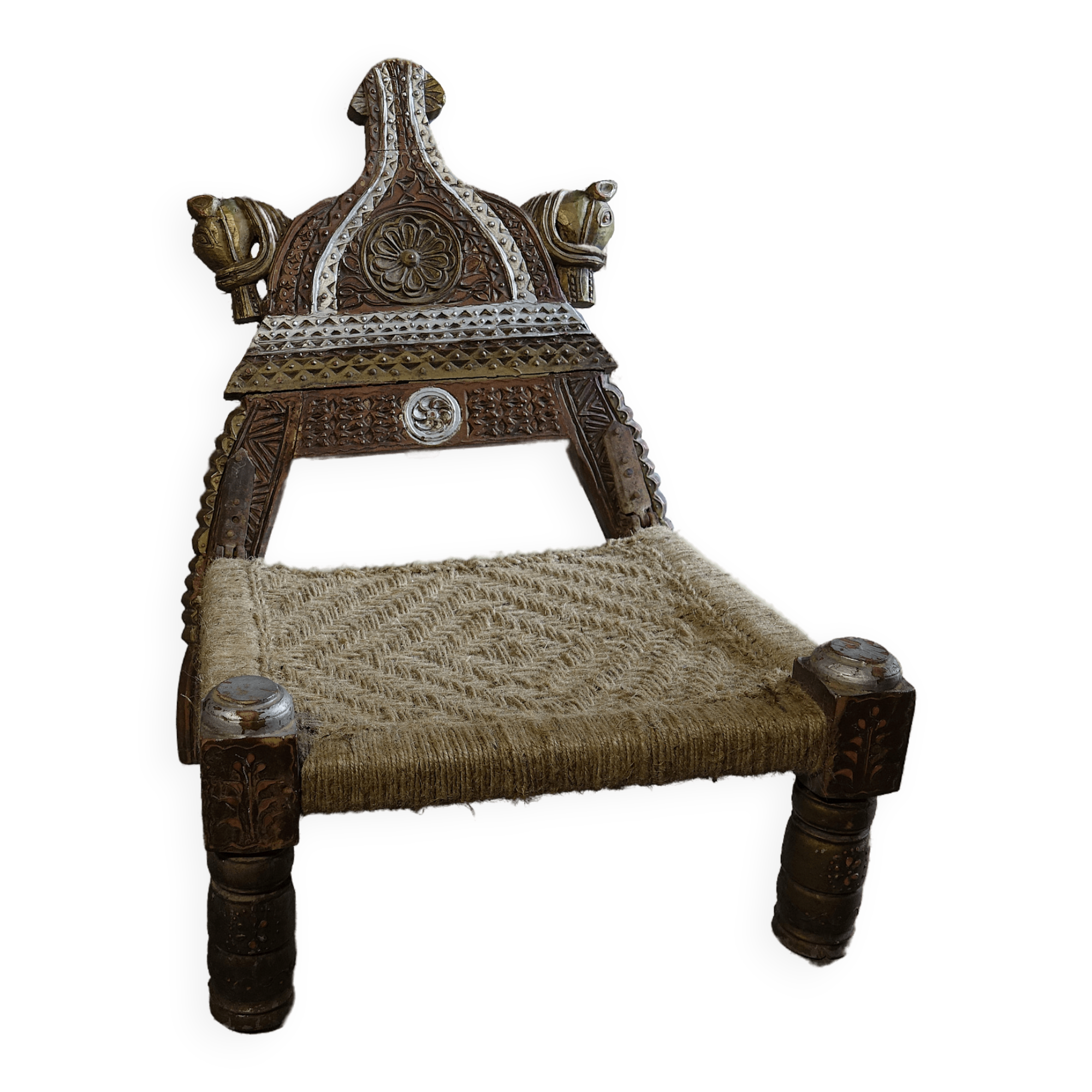 Chaise en bois sculpté et corde
